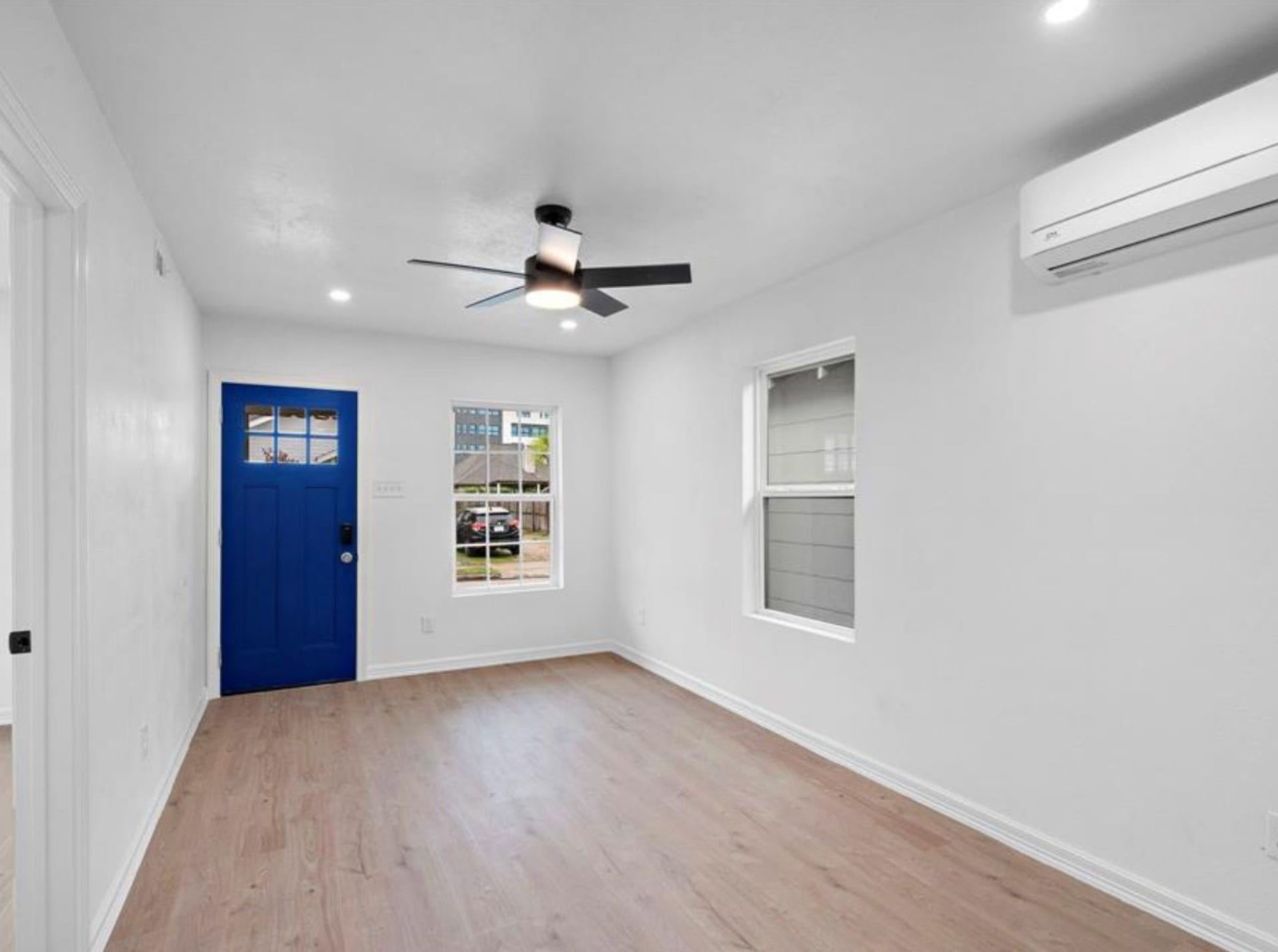 2312 Lucinda Street, Houston, TX 77004 Living area with natural light and ceiling fan.