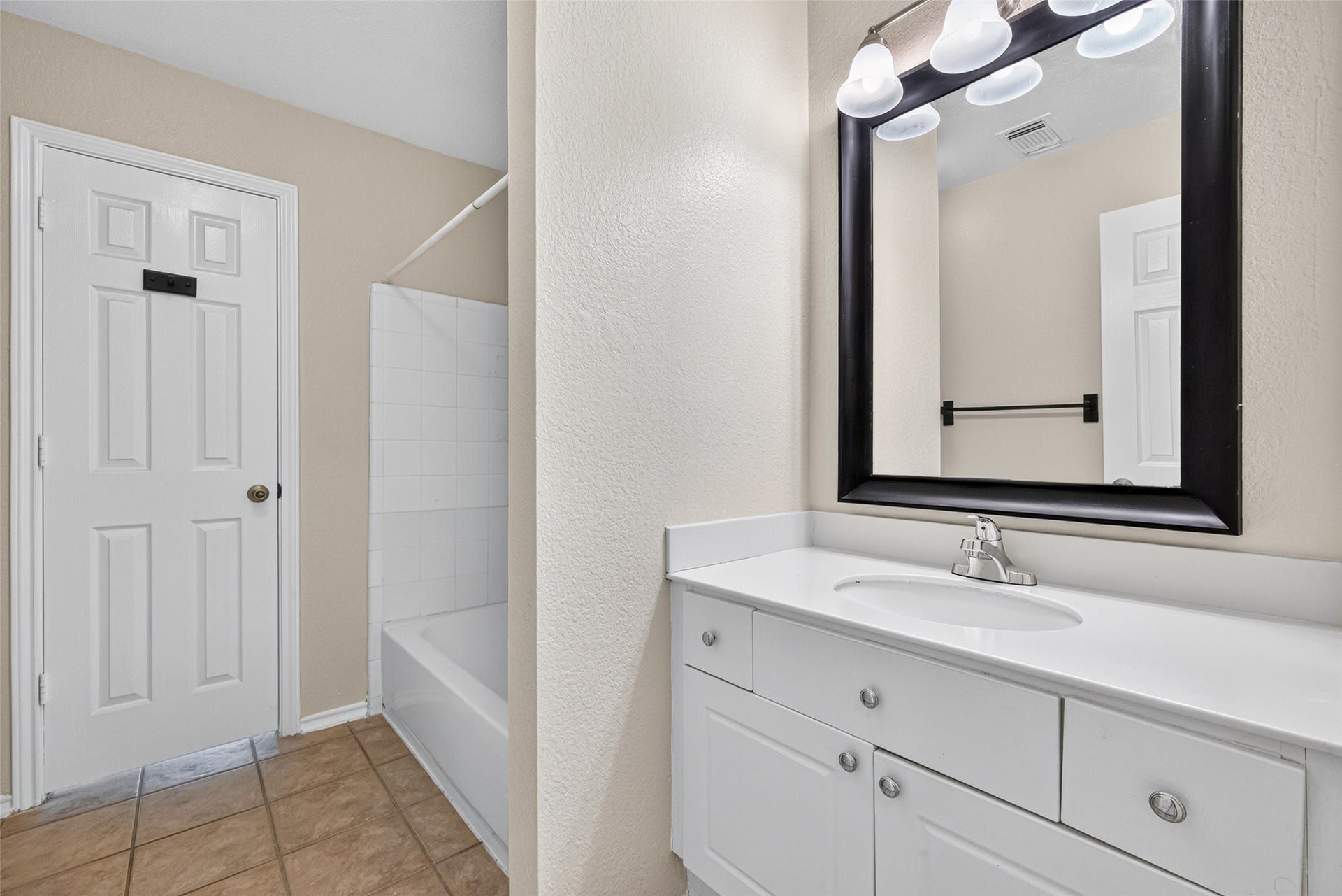 4903 Chappel Hill Drive, Missouri City, TX 77459 Guest bath