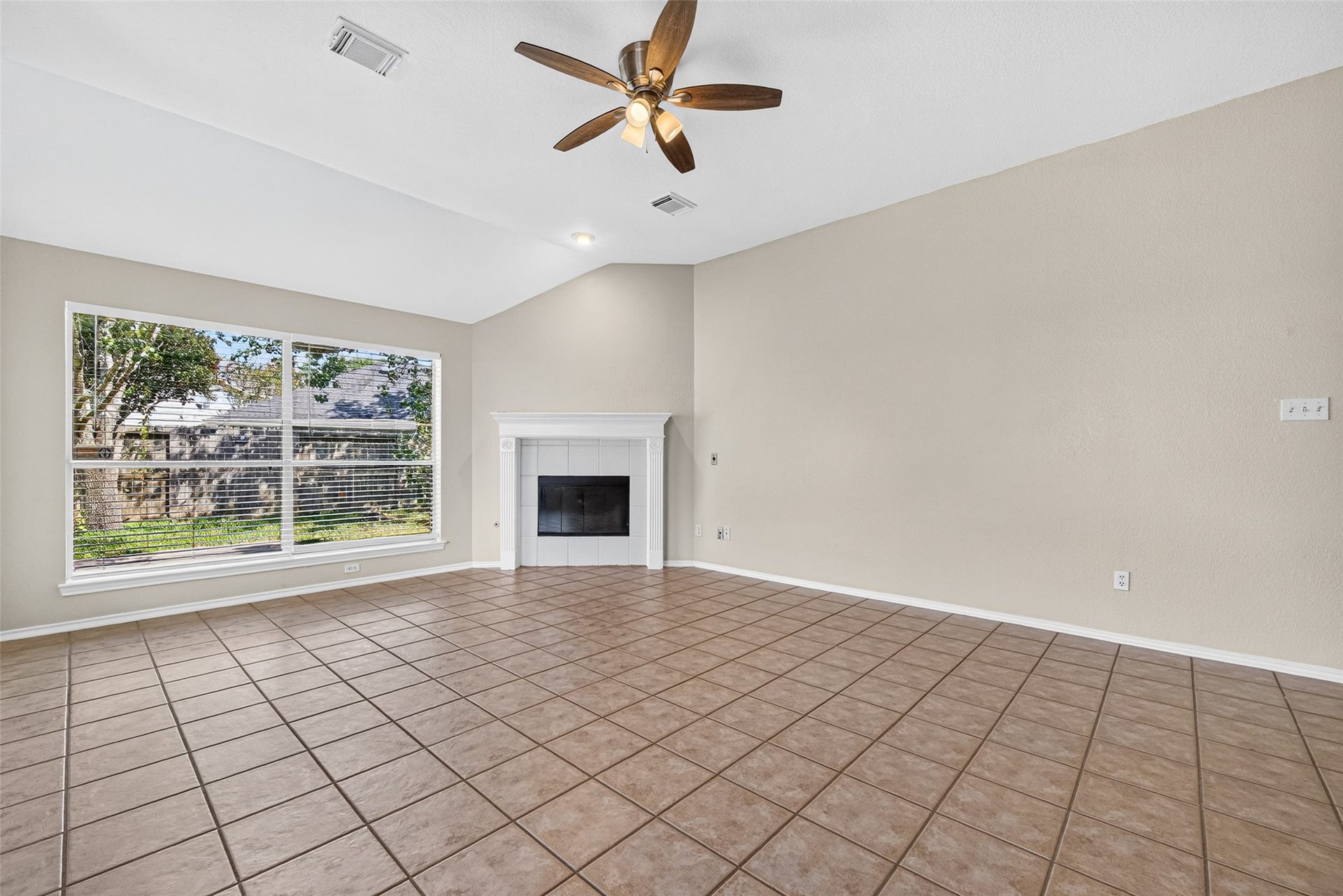 4903 Chappel Hill Drive, Missouri City, TX 77459 Living room with ample space