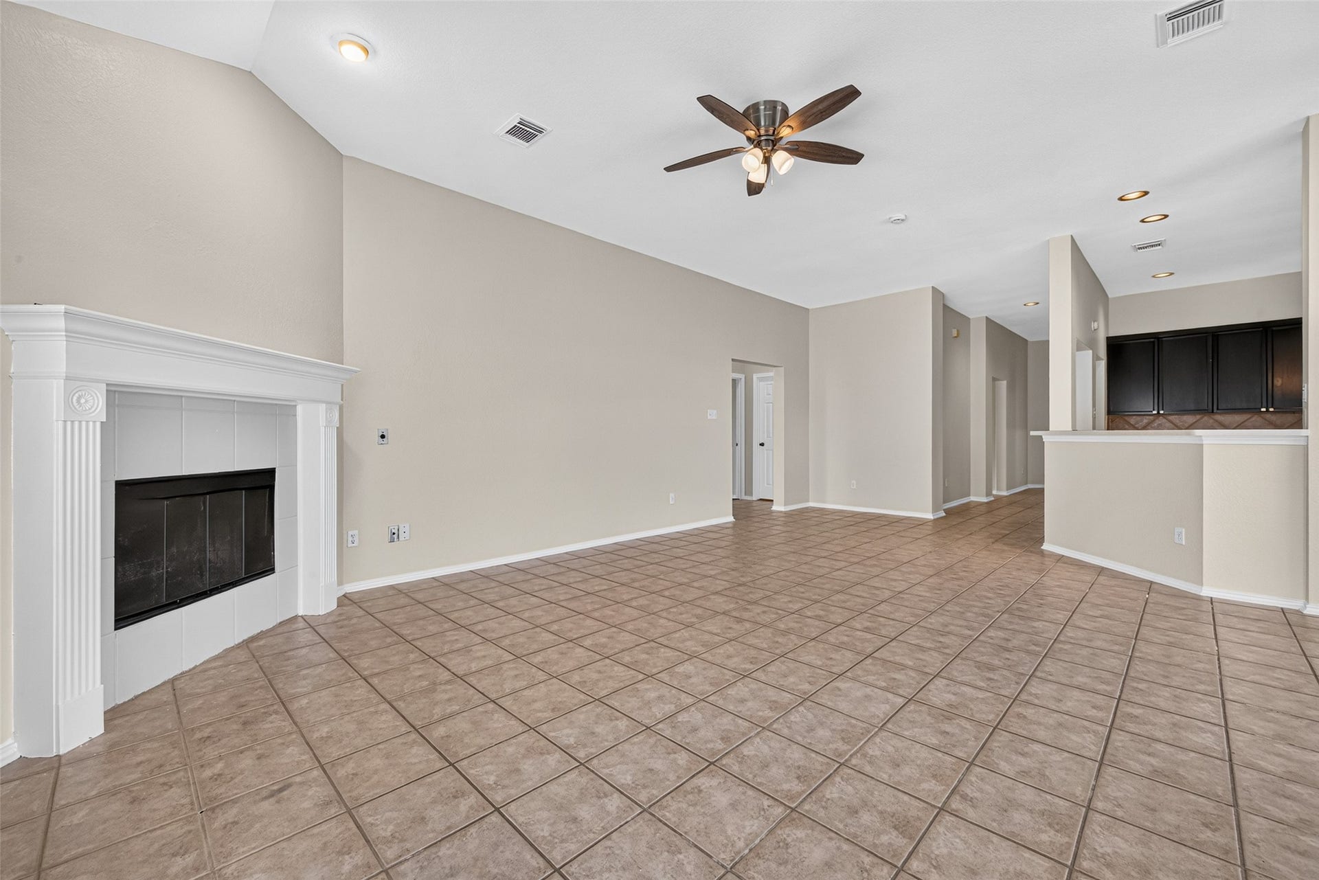 4903 Chappel Hill Drive, Missouri City, TX 77459 Living room