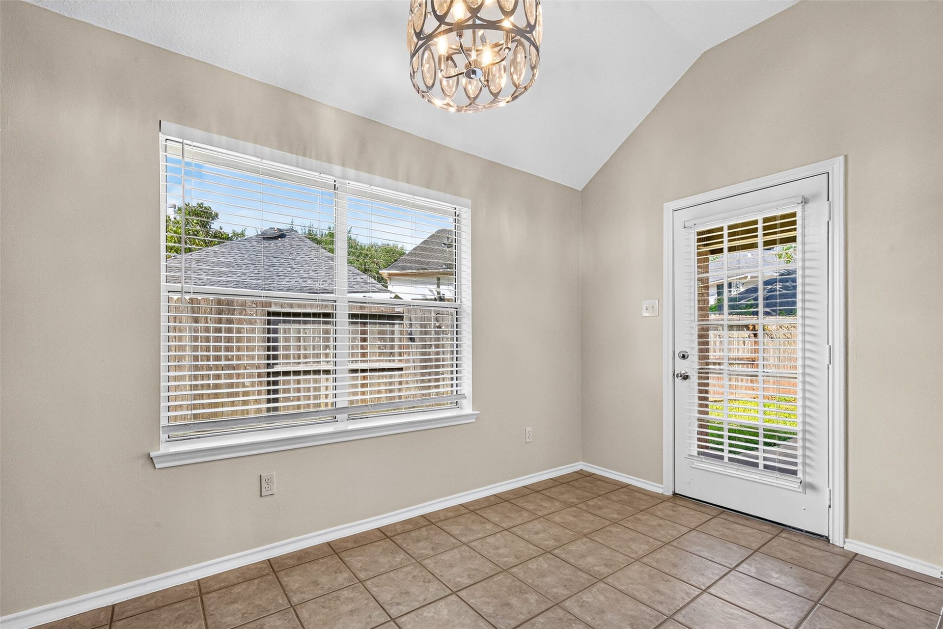 4903 Chappel Hill Drive, Missouri City, TX 77459 Breakfast area