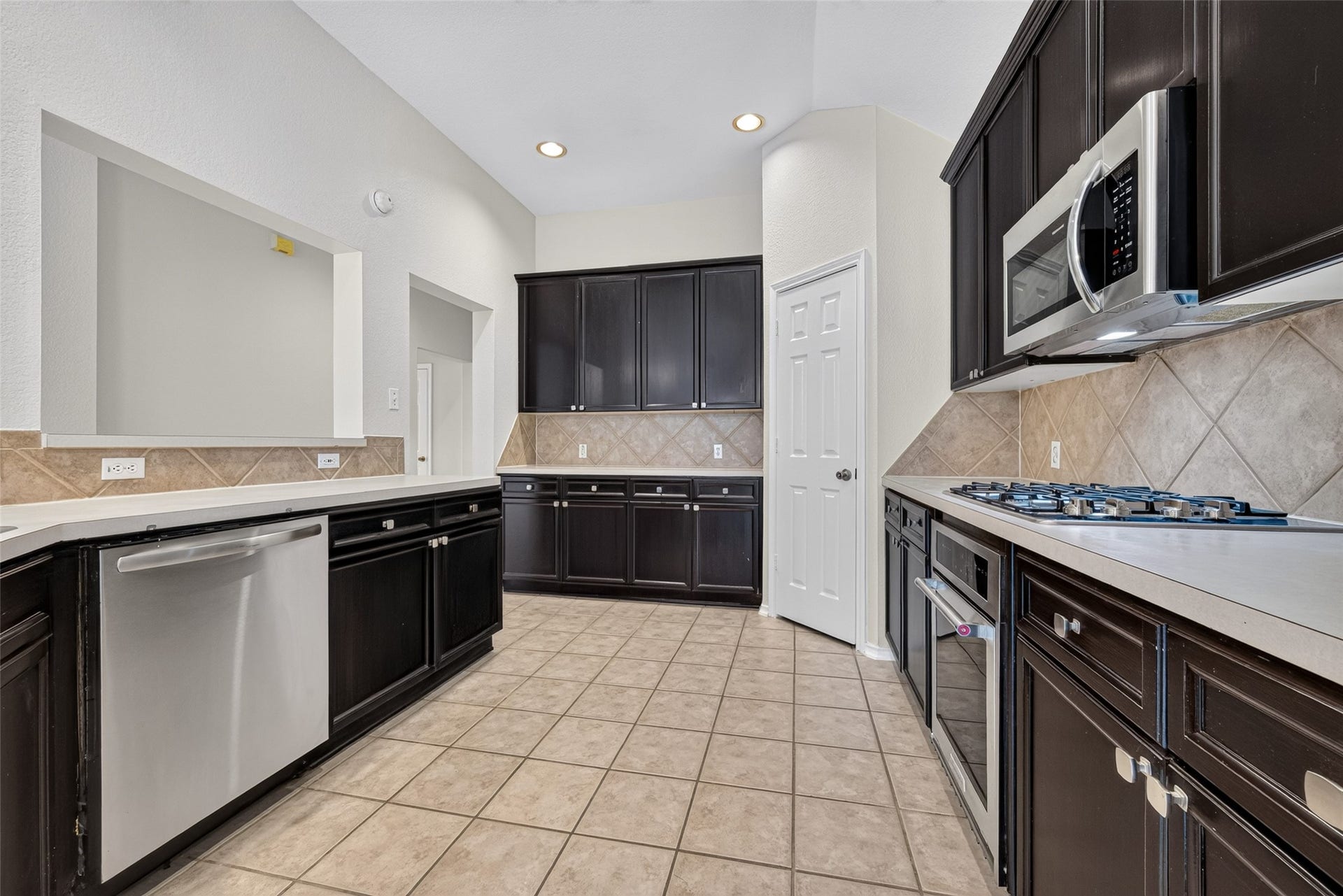 4903 Chappel Hill Drive, Missouri City, TX 77459 Kitchen entrance features ample counter space and stainless steel appliances