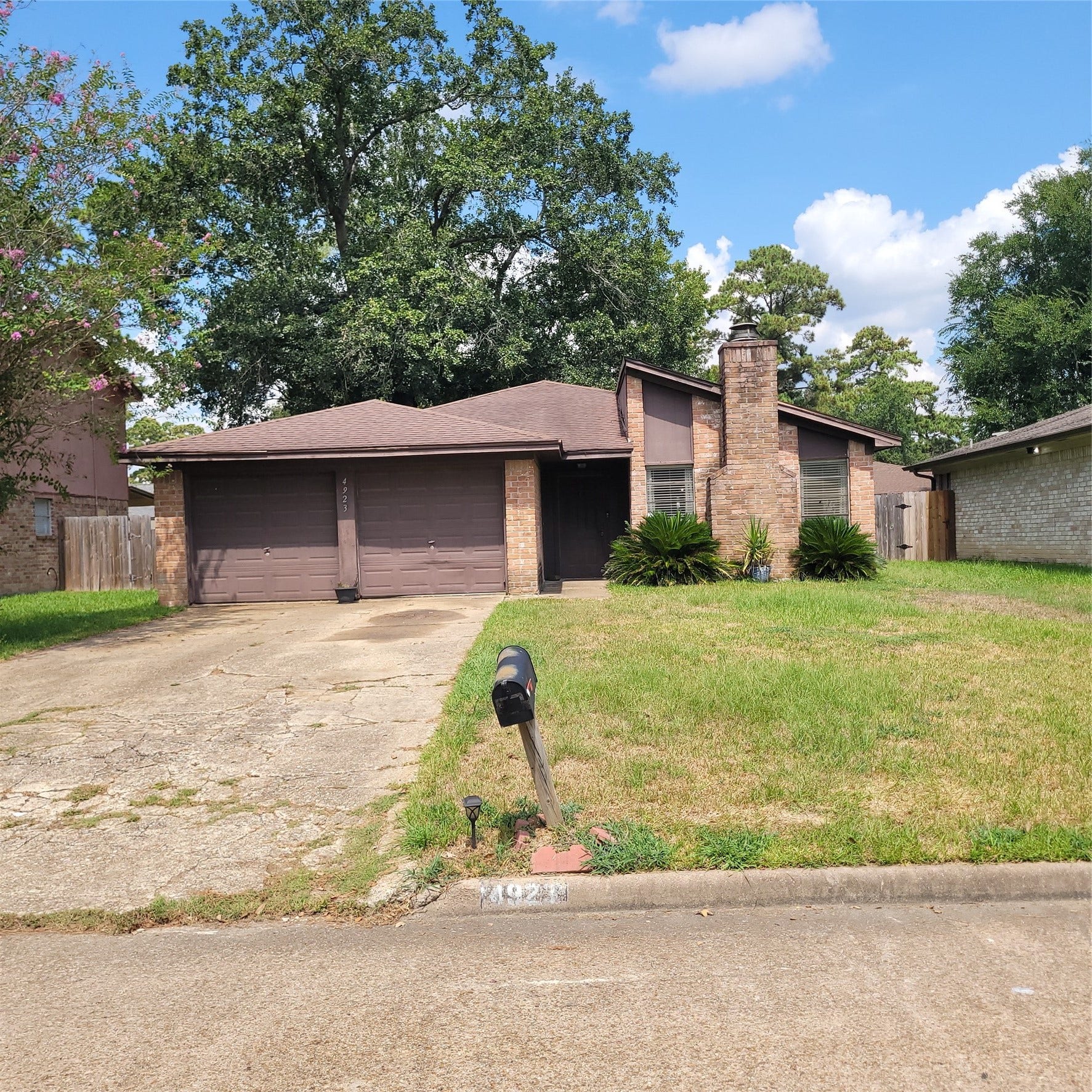 This 3/2/2 is convenient to FM 1960 and nearby Bush Intercontinental Airport.