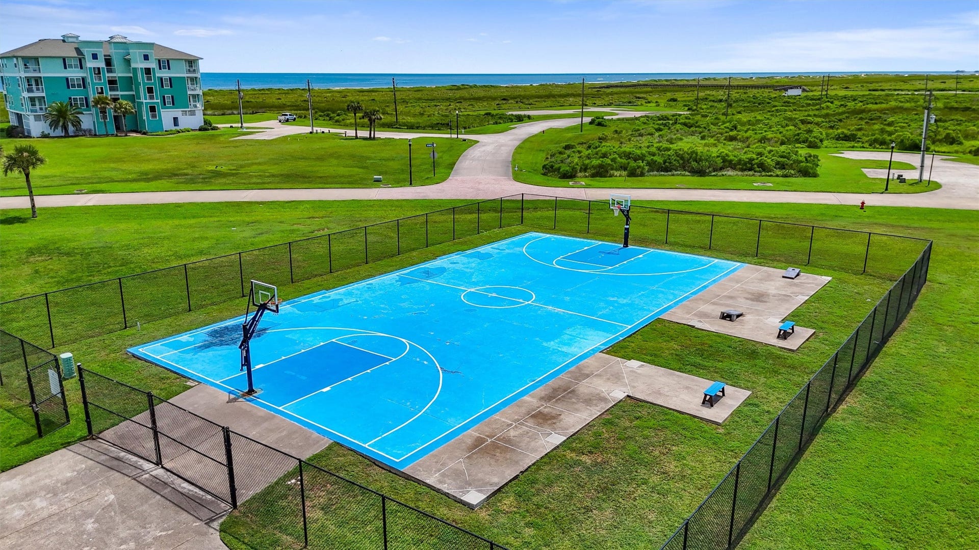 26702 Bay Water Drive, Galveston, TX 77554 The community basketball court
offers another fun and active
way to enjoy time outdoors with
friends and family.