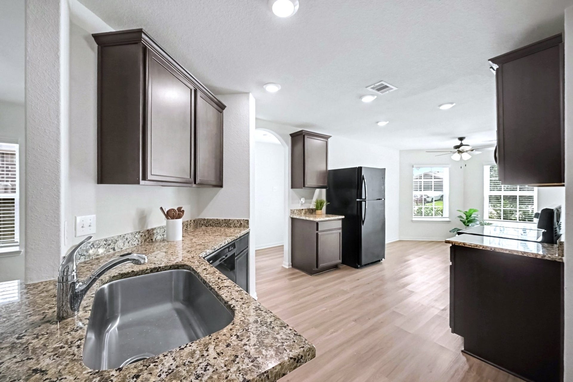 22622 Steel Blue Jaybird Drive, Hockley, TX 77447 Abundant room in the kitchen for multiple chefs