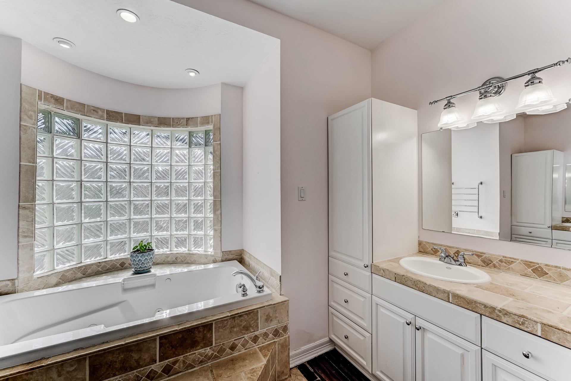 22623 Three Pines Drive, Hockley, TX 77447 Spacious primary bath with dual vanities