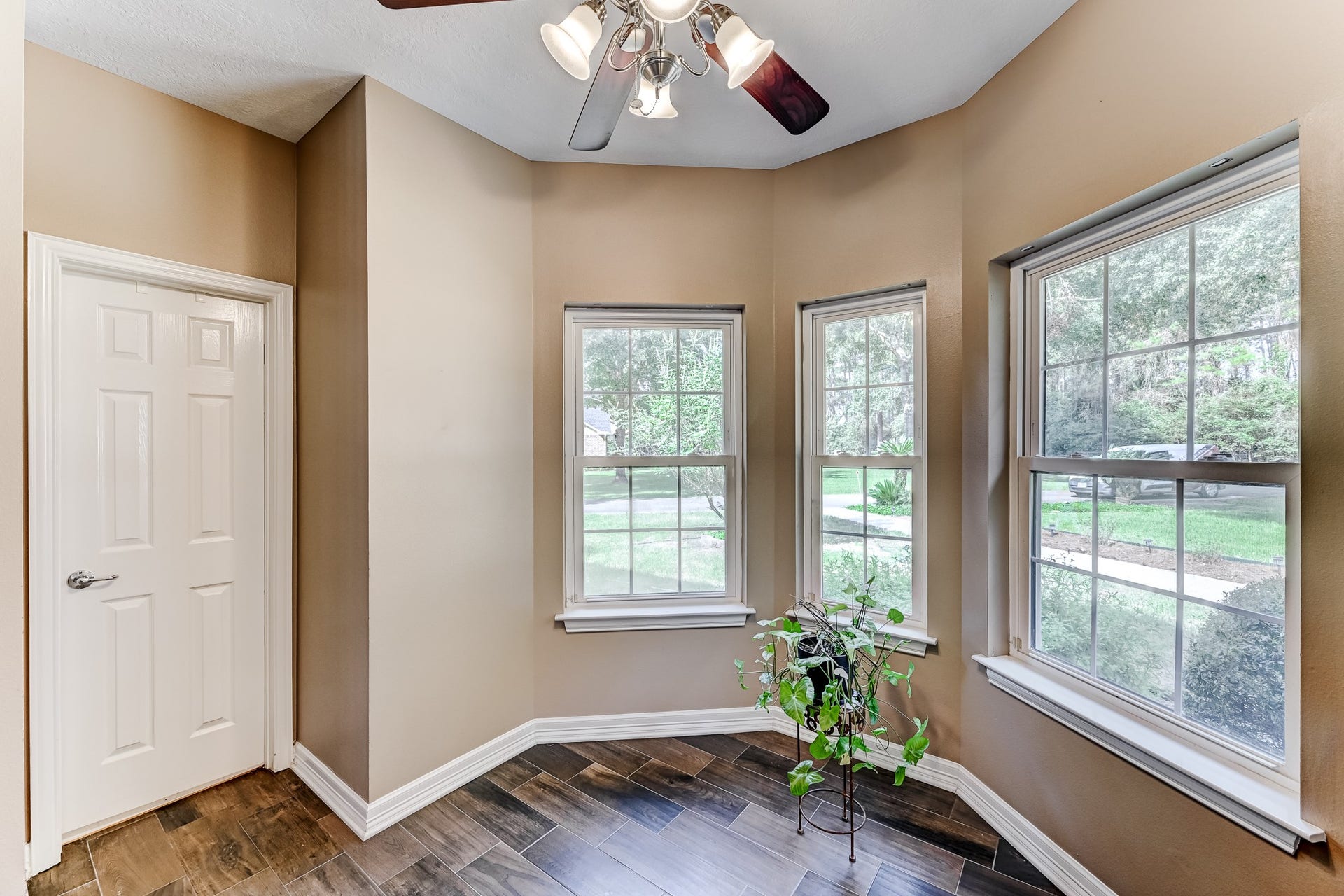 22623 Three Pines Drive, Hockley, TX 77447 Sun-filled breakfast area overlooking the property