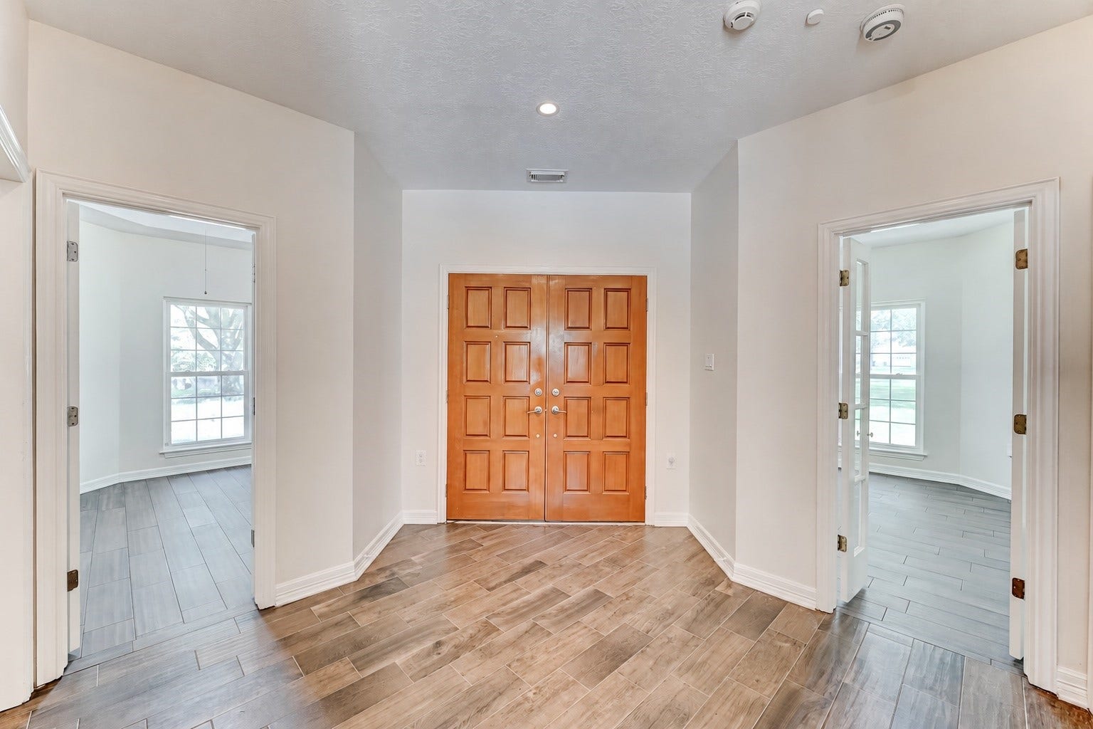 22623 Three Pines Drive, Hockley, TX 77447 Spacious entry showcasing the home's unique design