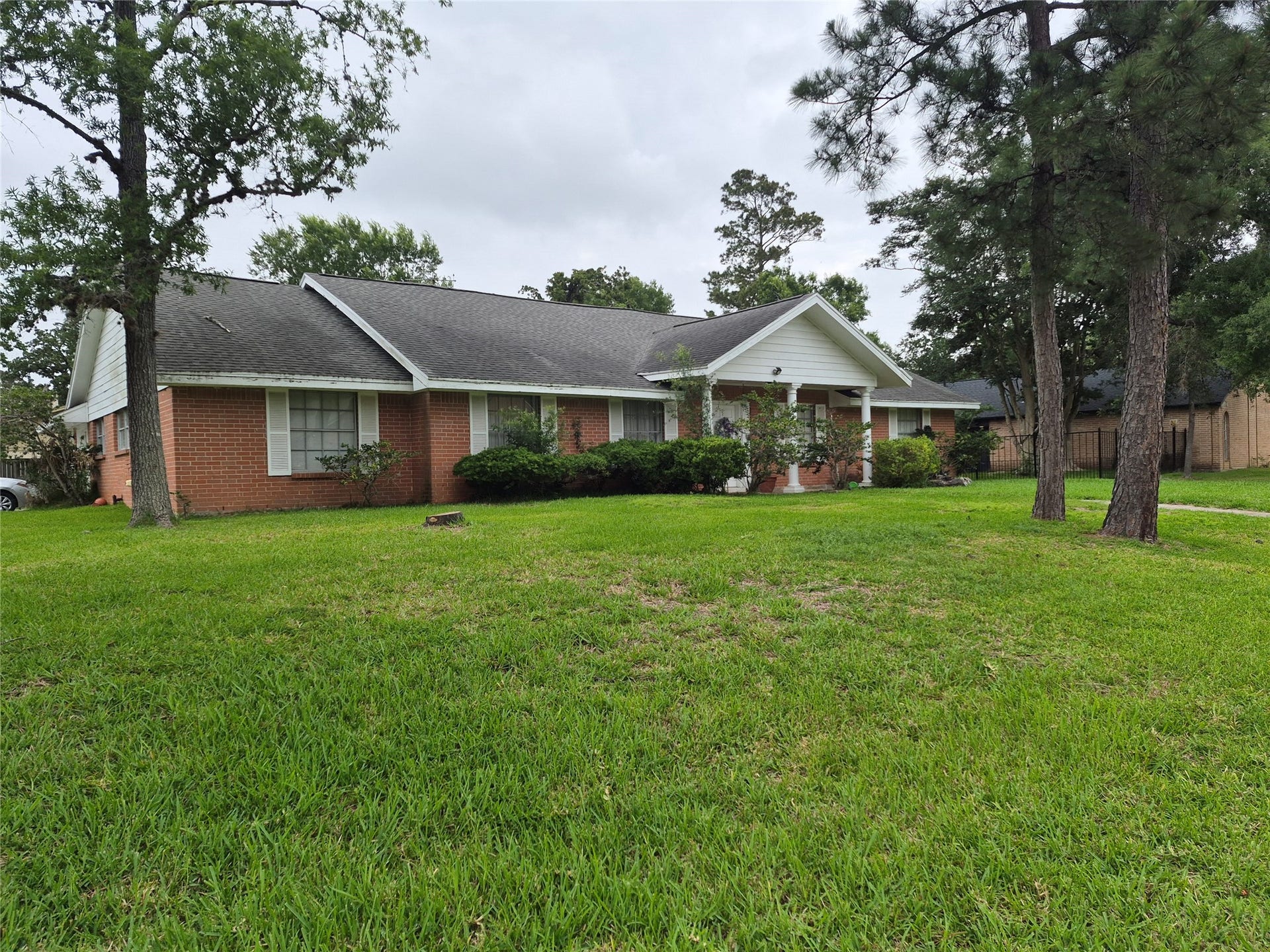 814 Oak Leaf Street, La Porte, TX 77571 814 Oak Leaf Street, La Porte, TX 77571