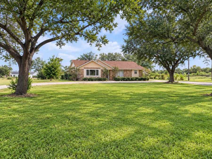 Property photo for 1103 County Road 281, Alvin, TX