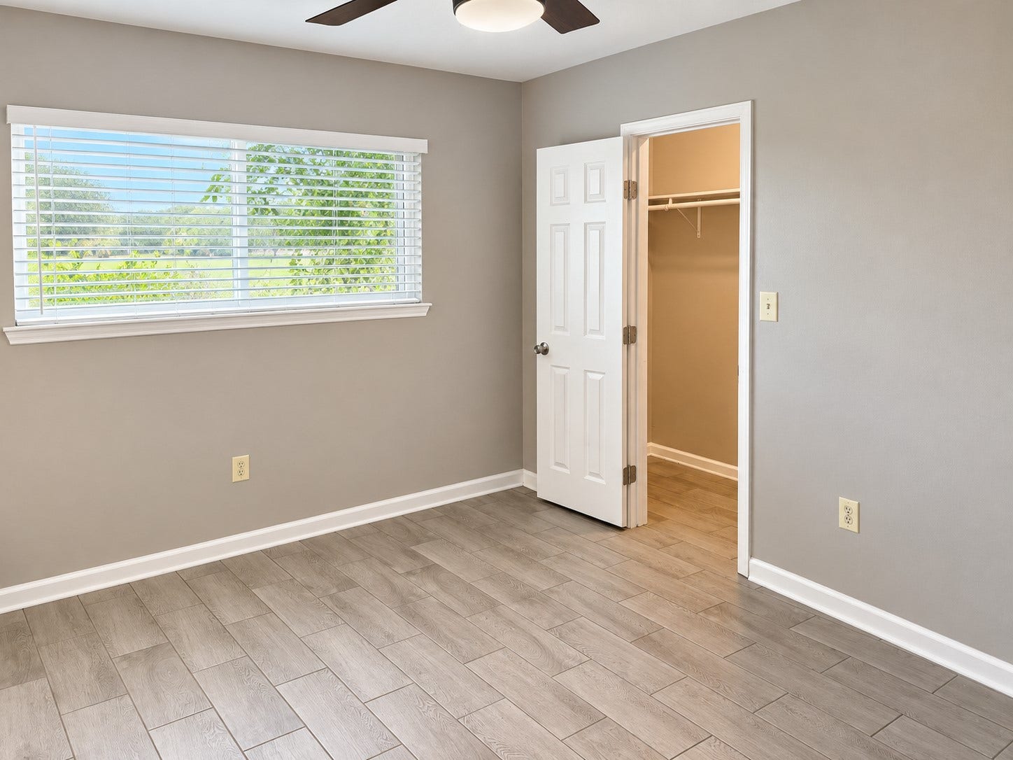 1103 County Road 281, Alvin, TX 77511 Primary bedroom