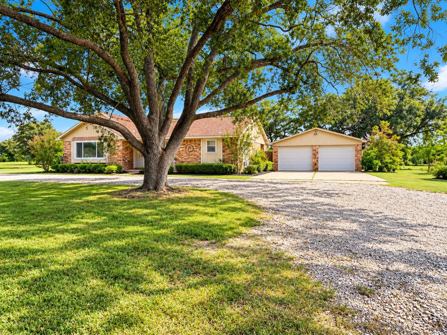 1103 County Road 281, Alvin, TX 77511 Spacious driveway