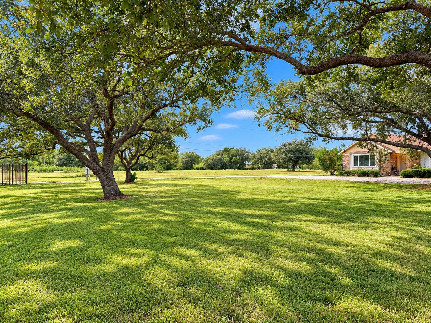 1103 County Road 281, Alvin, TX 77511 Spacious side yard
