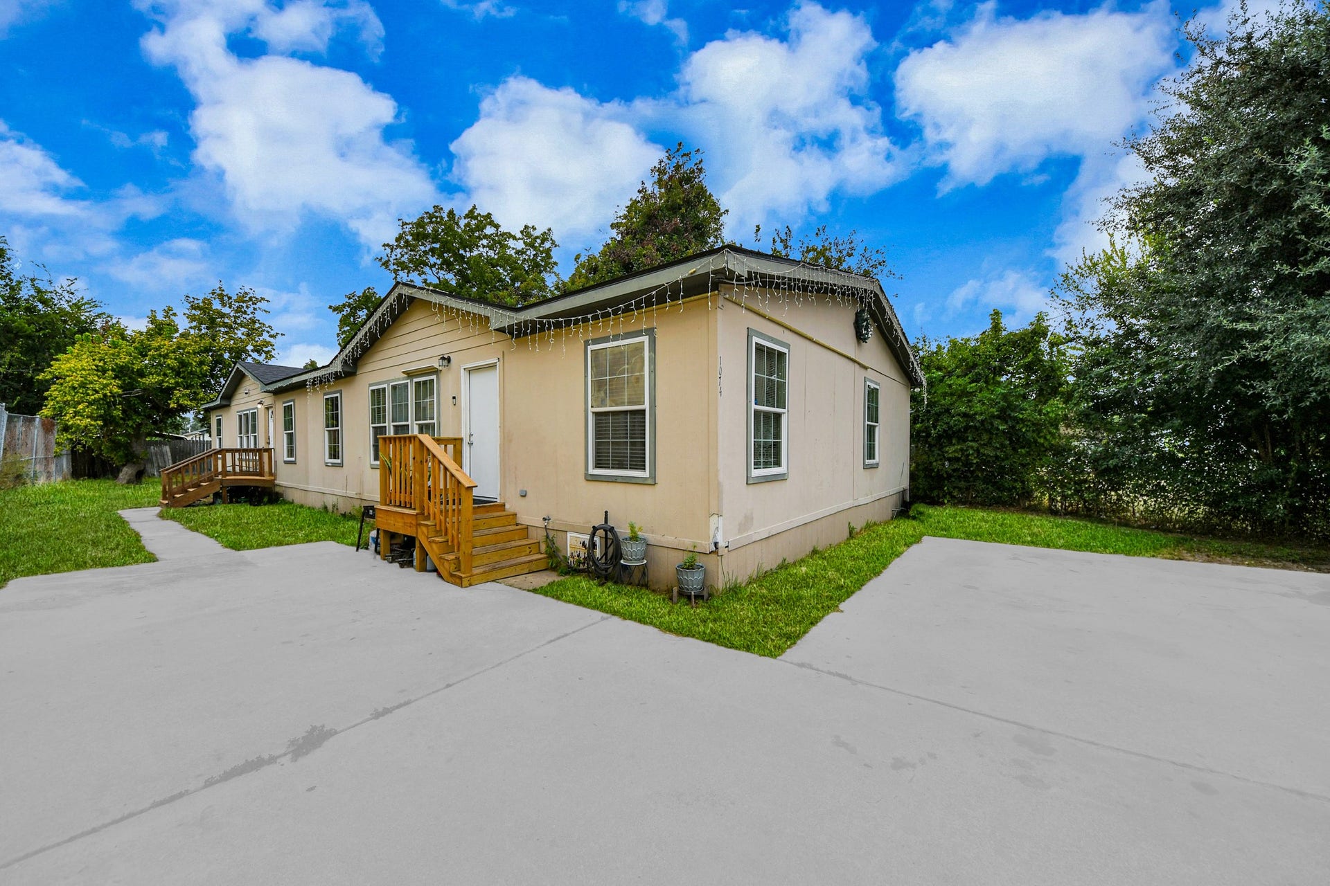 1074 South Lane, #A-B, Houston, TX 77088 1074 South Lane, #A-B, Houston, TX 77088