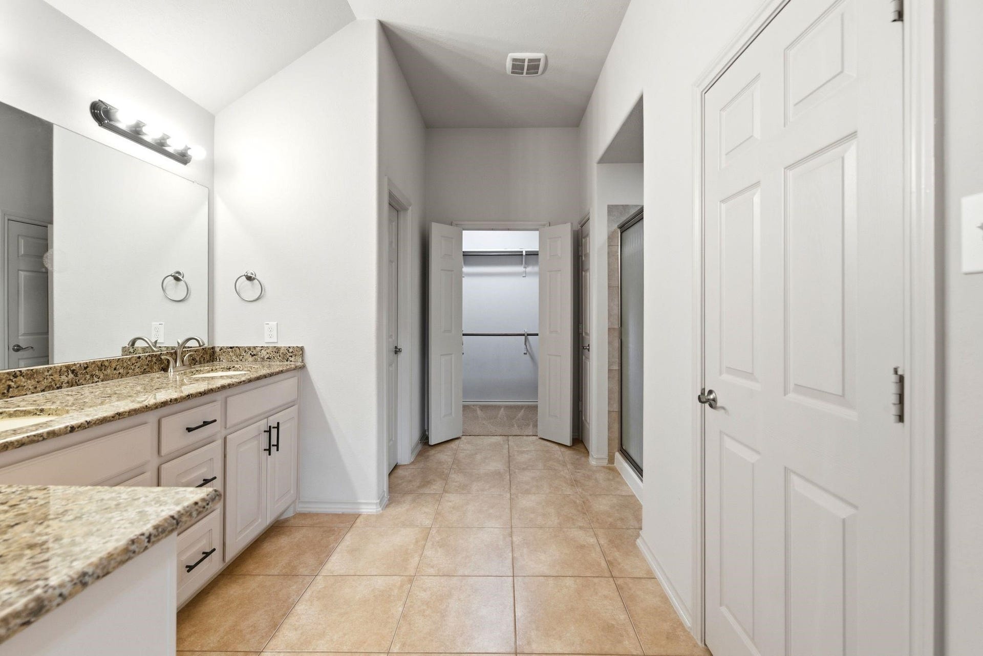 19903 Senterra Lakes Boulevard, Spring, TX 77379 Large bathroom upstairs for additional primary bedroom.