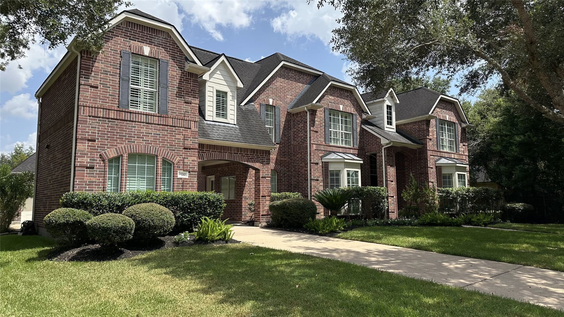 3110 Waters Lake Bend, Missouri City, TX 77459 Located in Sienna, this beautiful home is stunning from street - wait until you see the back yard!