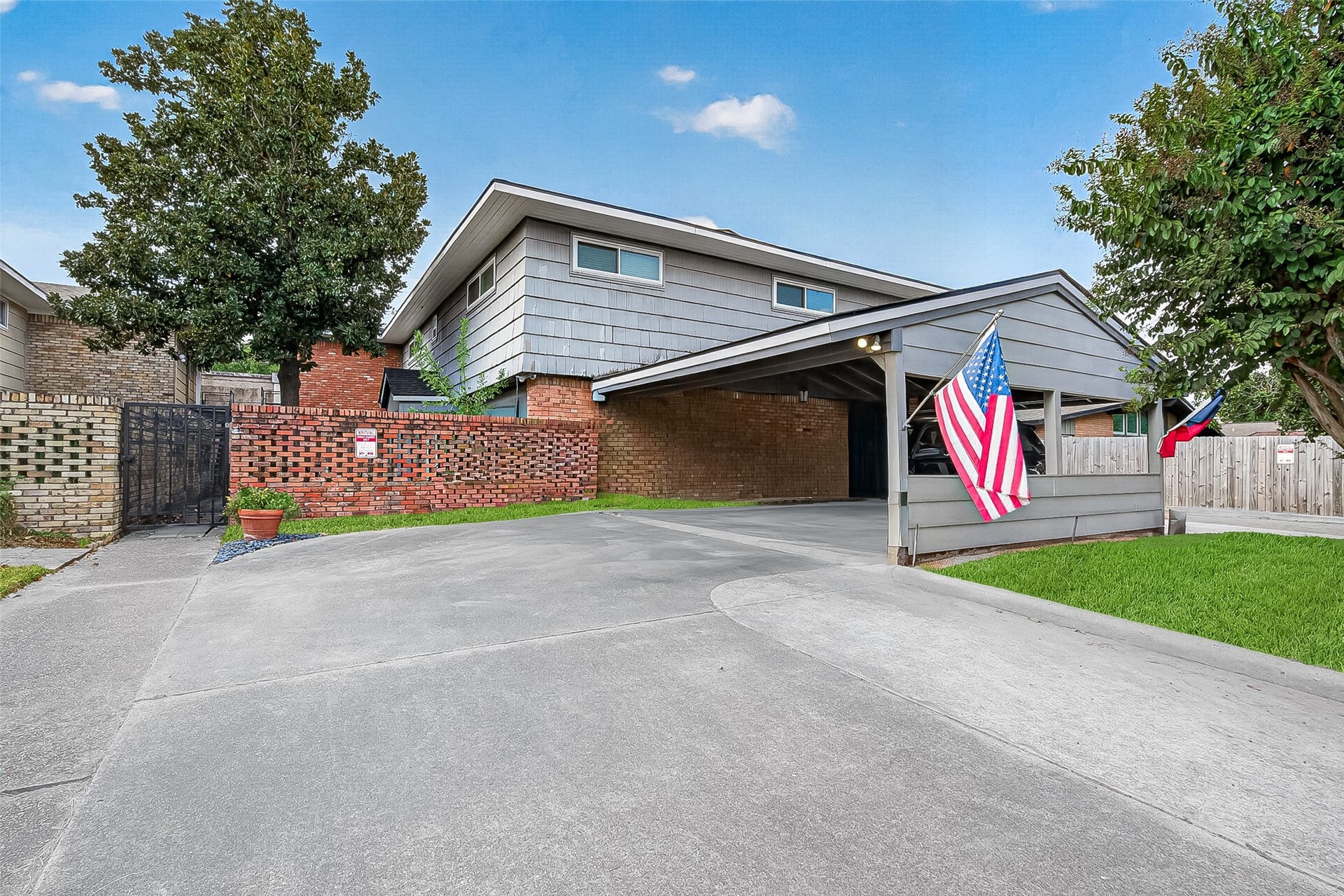 4727 Merwin Street, #A, Houston, TX 77027 Charming 2nd Floor Unit for lease located in the Galleria Area! ALL utilities included! Pet Friendly too!