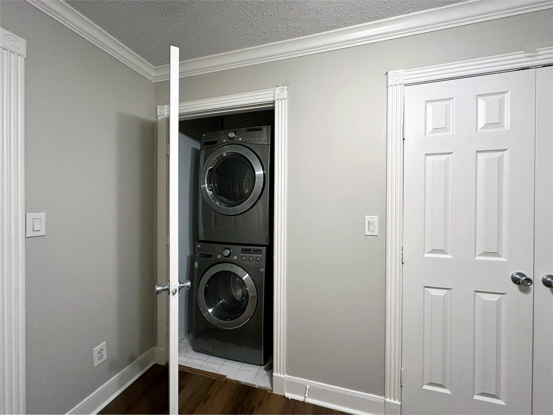 4727 Merwin Street, #A, Houston, TX 77027 Stackable Washer and Dryer included in the Lease
