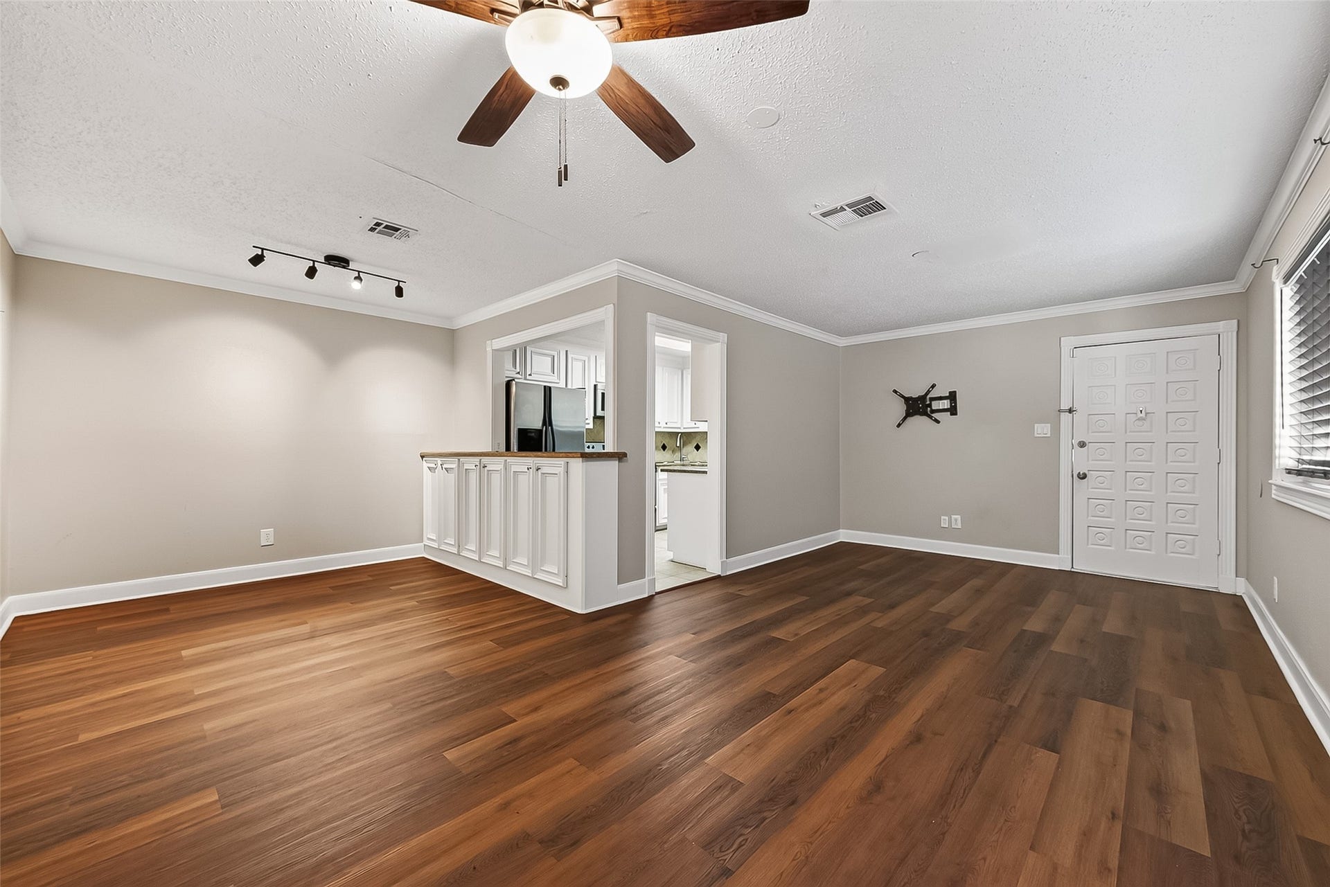 4727 Merwin Street, #A, Houston, TX 77027 An open concept floor plan with gorgeous flooring throughout! Crown Molding and an abundance of closet space are also an added plus!
