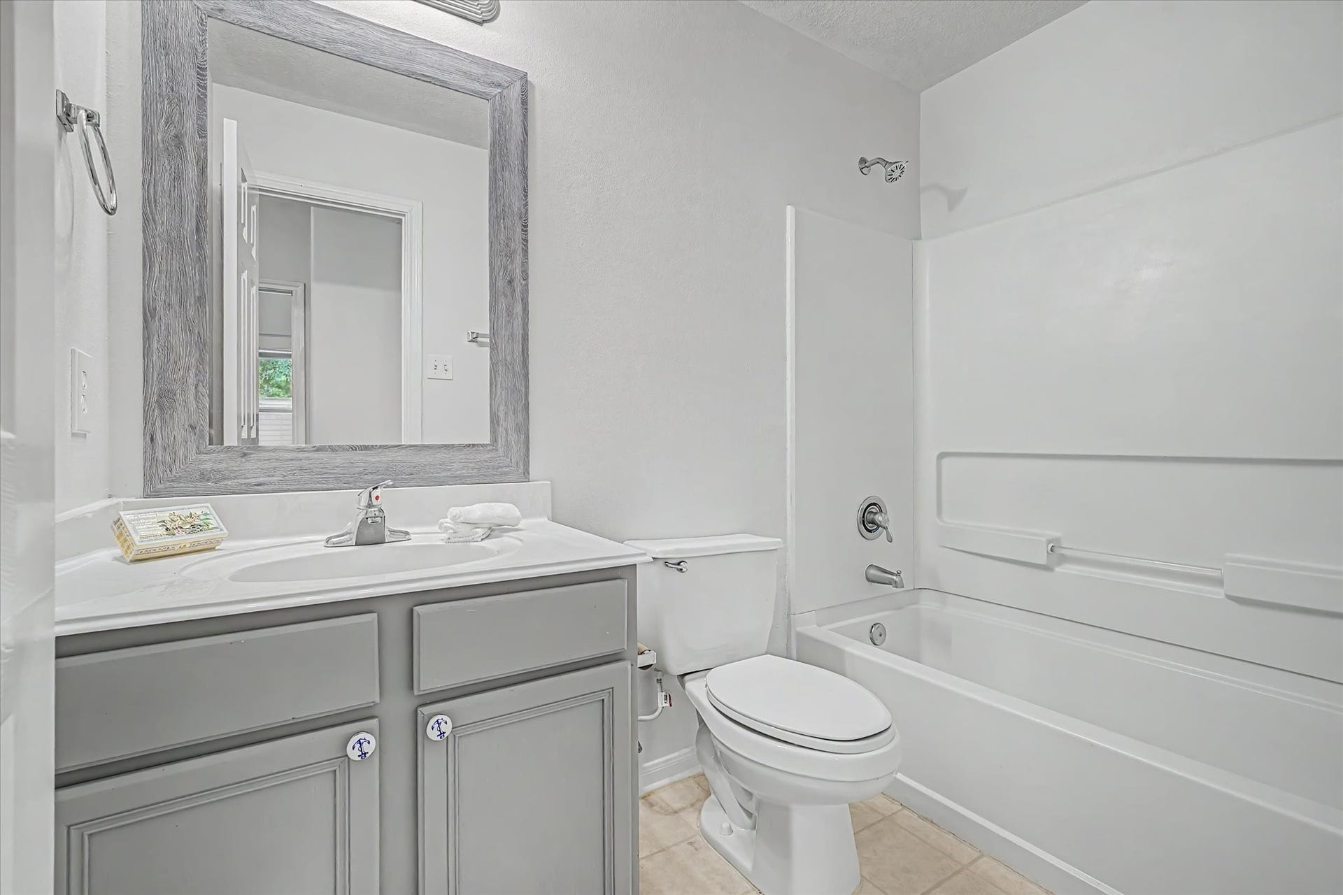 Secondary Bathroom w/modern vanity