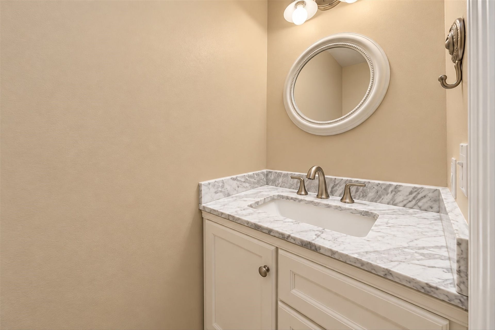 42 Thorn Berry Place, The Woodlands, TX 77381 Updated powder bath