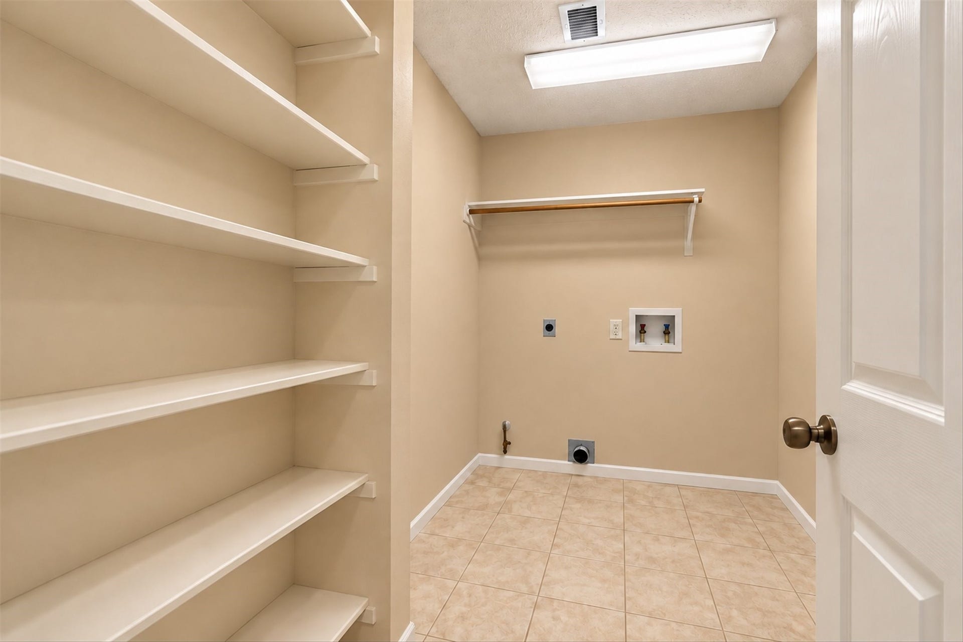 42 Thorn Berry Place, The Woodlands, TX 77381 Huge utility room with storage!