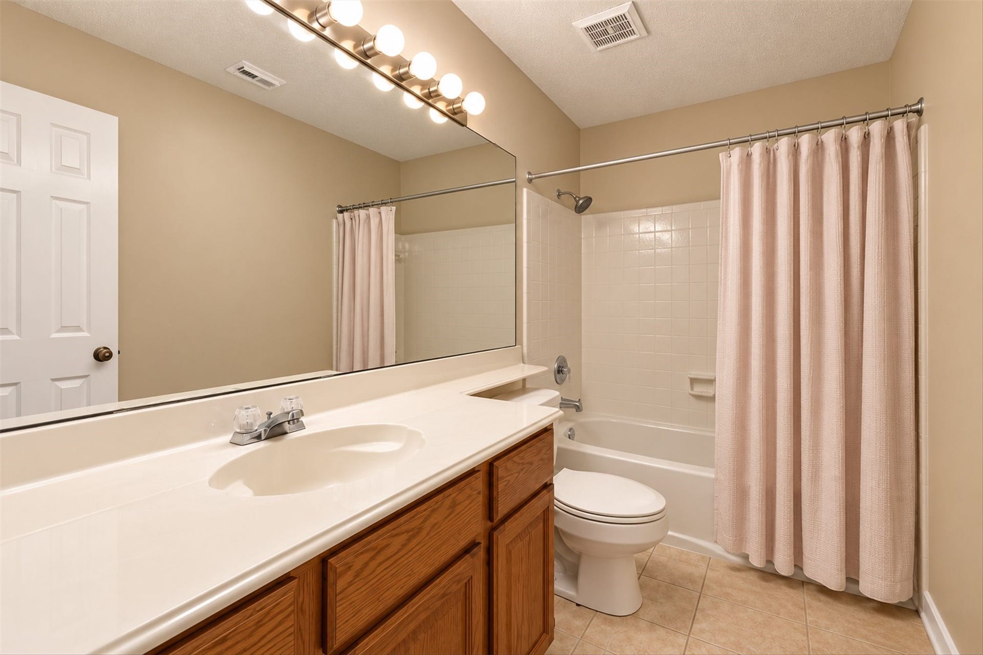 42 Thorn Berry Place, The Woodlands, TX 77381 Virtually staged
