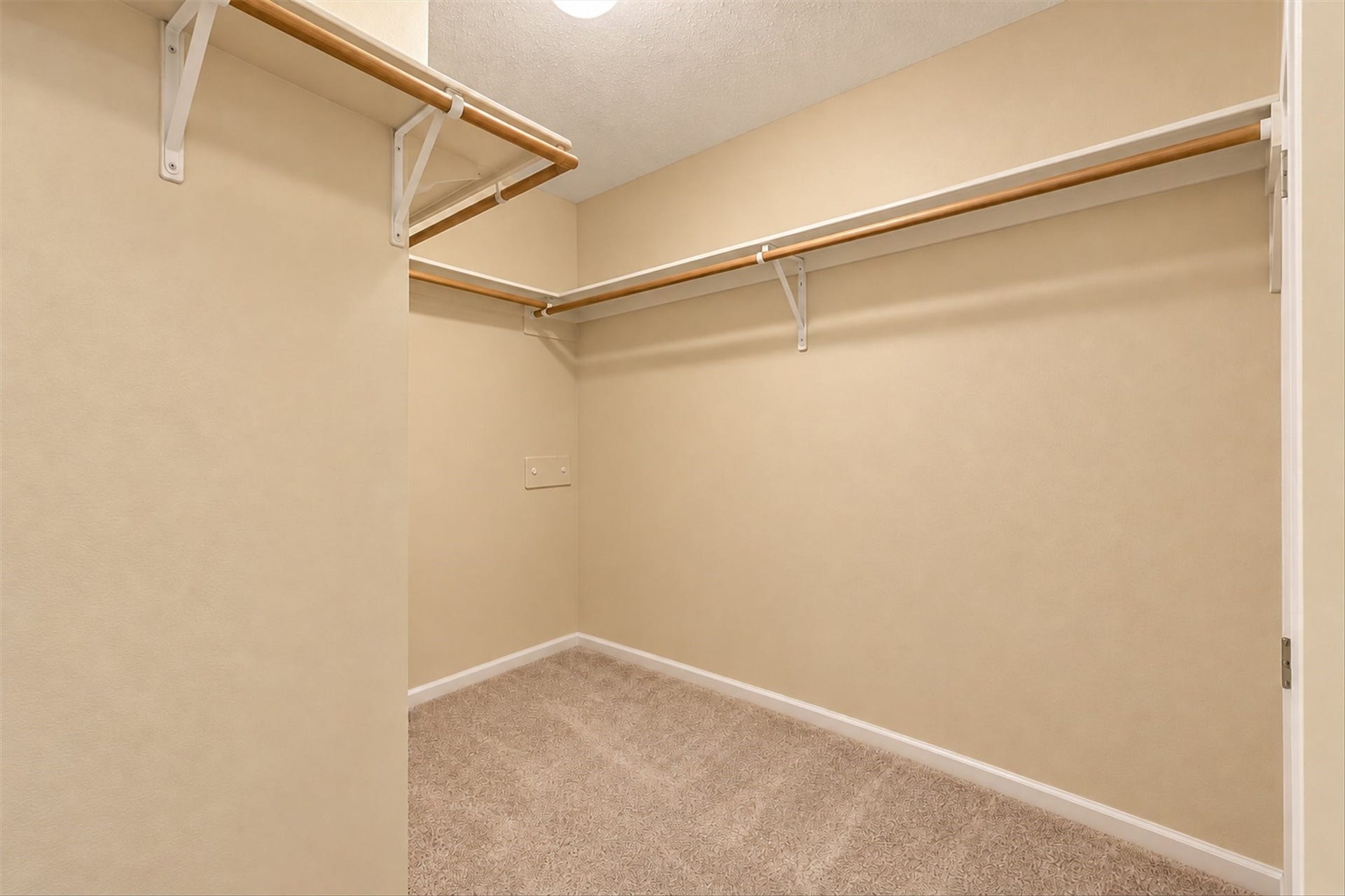 42 Thorn Berry Place, The Woodlands, TX 77381 Large primary walk-in closet