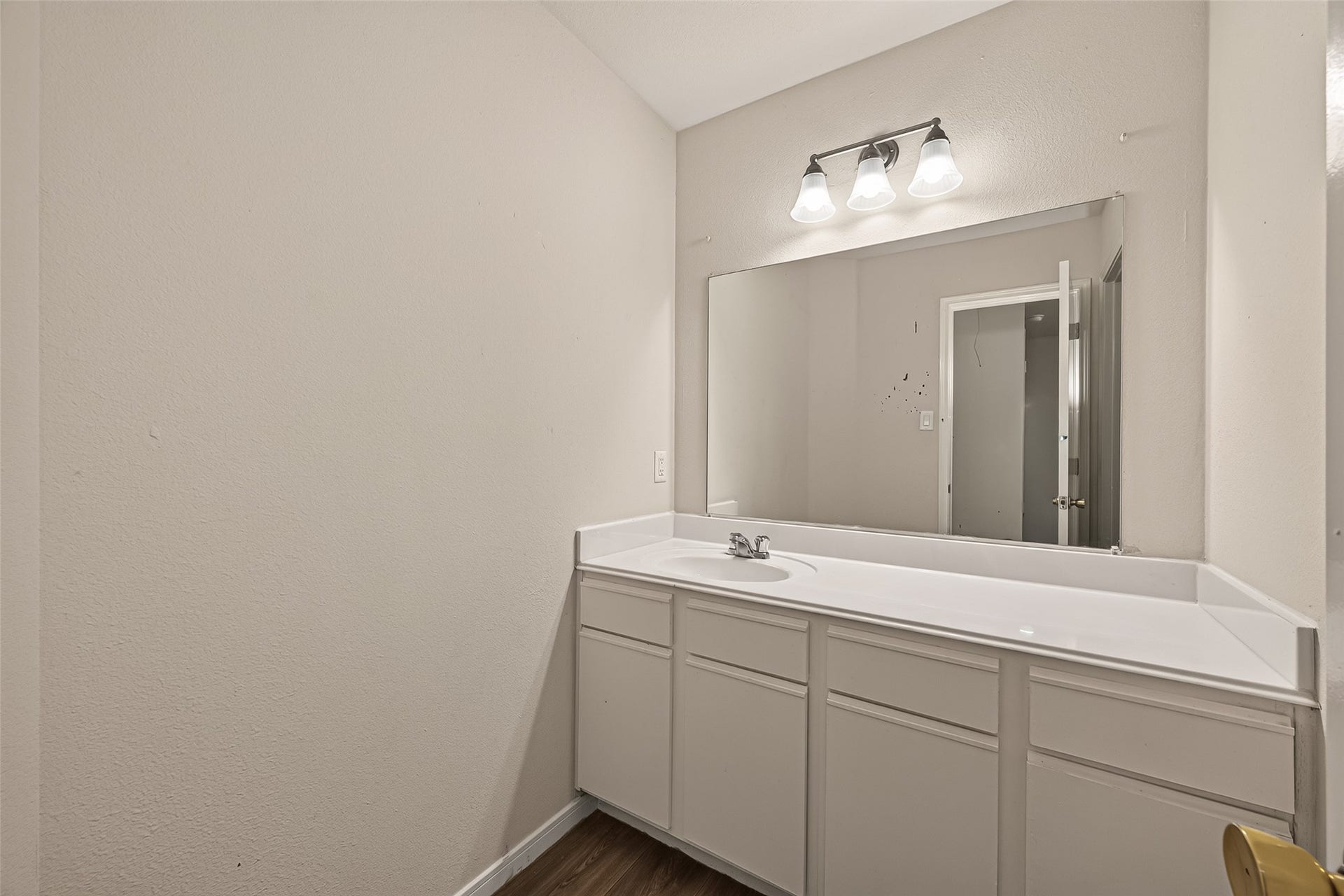 14837 Peachmeadow Lane, Channelview, TX 77530 Hall bathroom