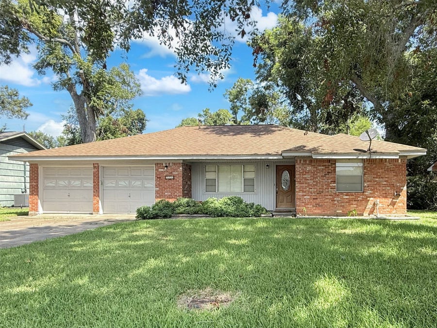 Property photo for 315 Pine Street, Lake Jackson, TX