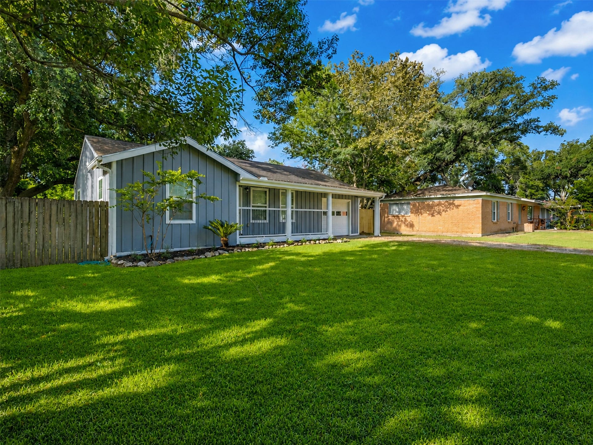 12313 23rd Street, Santa Fe, TX 77510 Expansive front yard