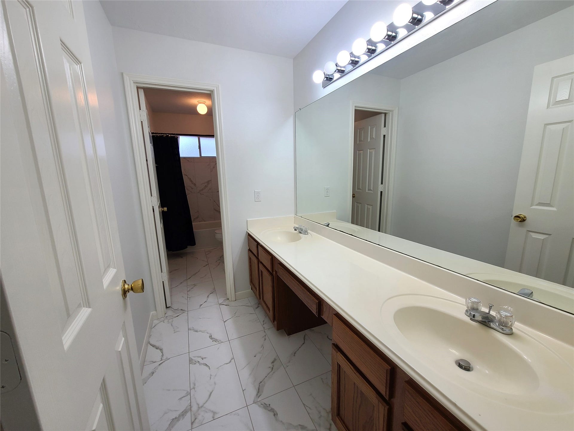 2nd upstairs full bathroom