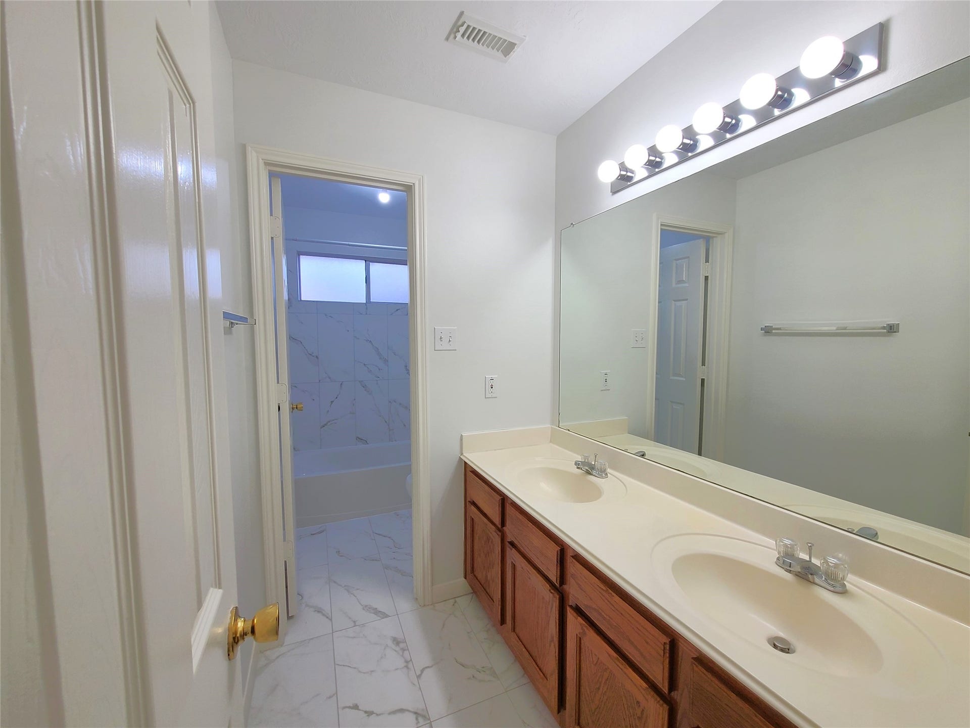 3rd upstairs full bathroom