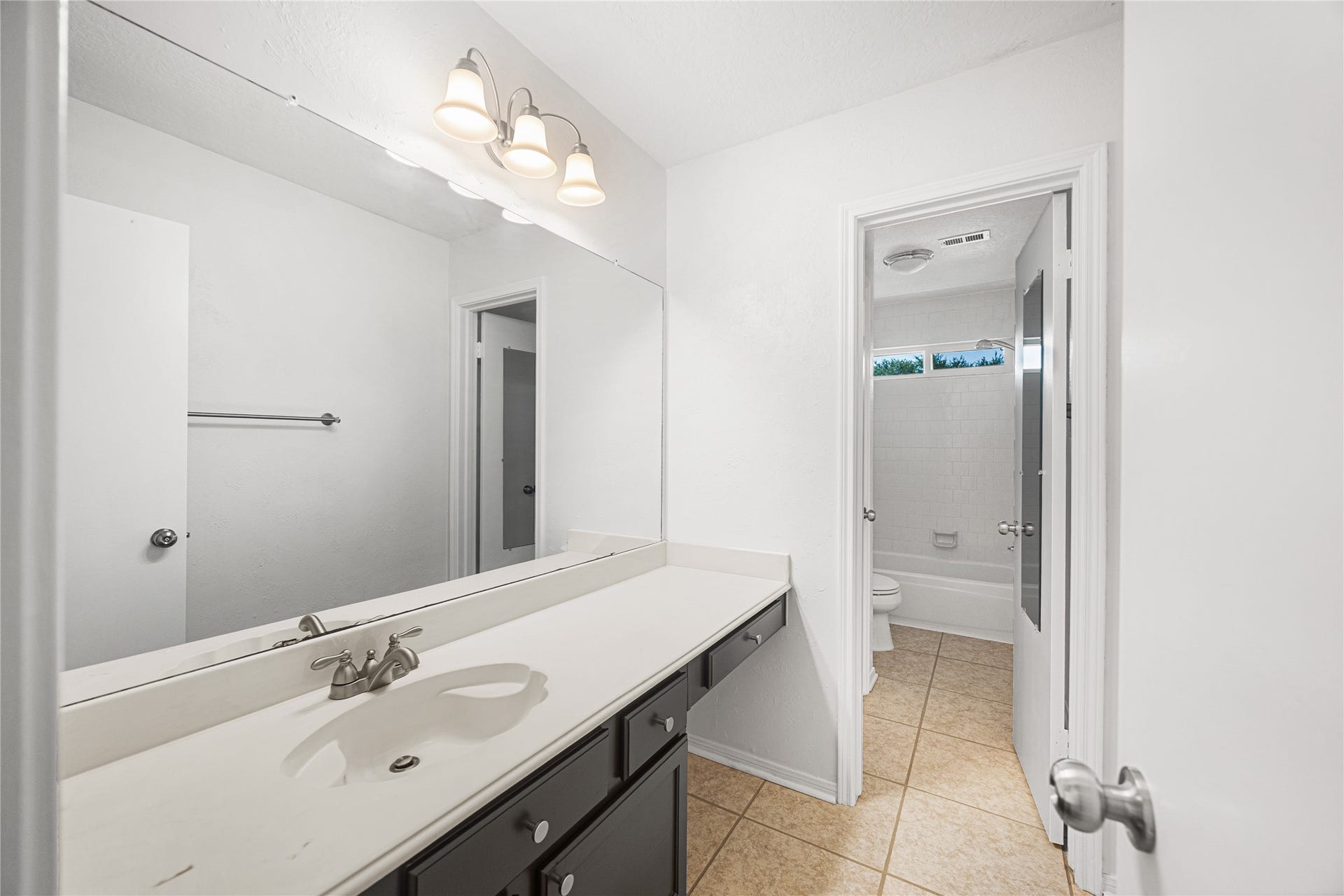 16003 Salton Point Drive, Friendswood, TX 77546 Upstairs Bathroom