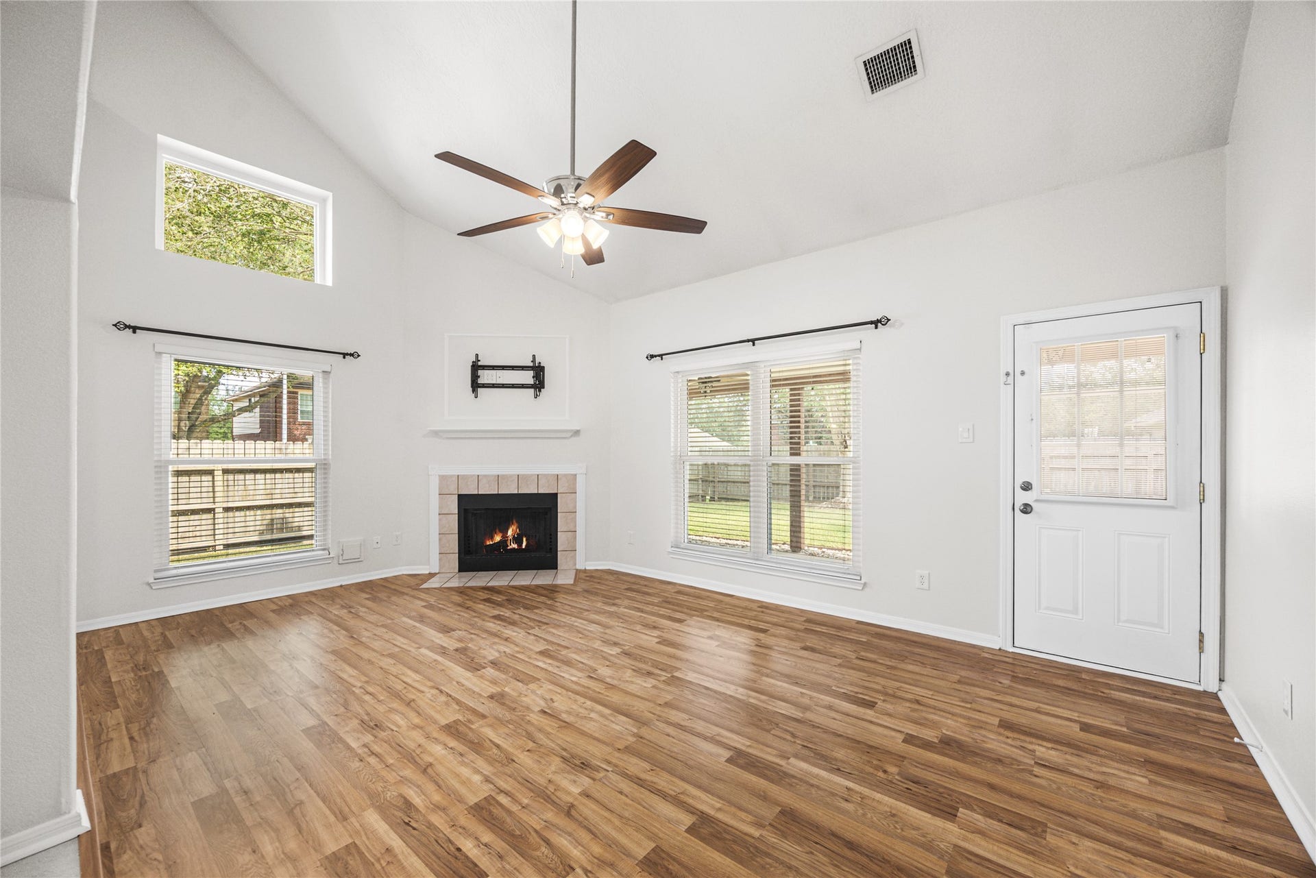 16003 Salton Point Drive, Friendswood, TX 77546 Open living space perfect for gathering and entertaining.