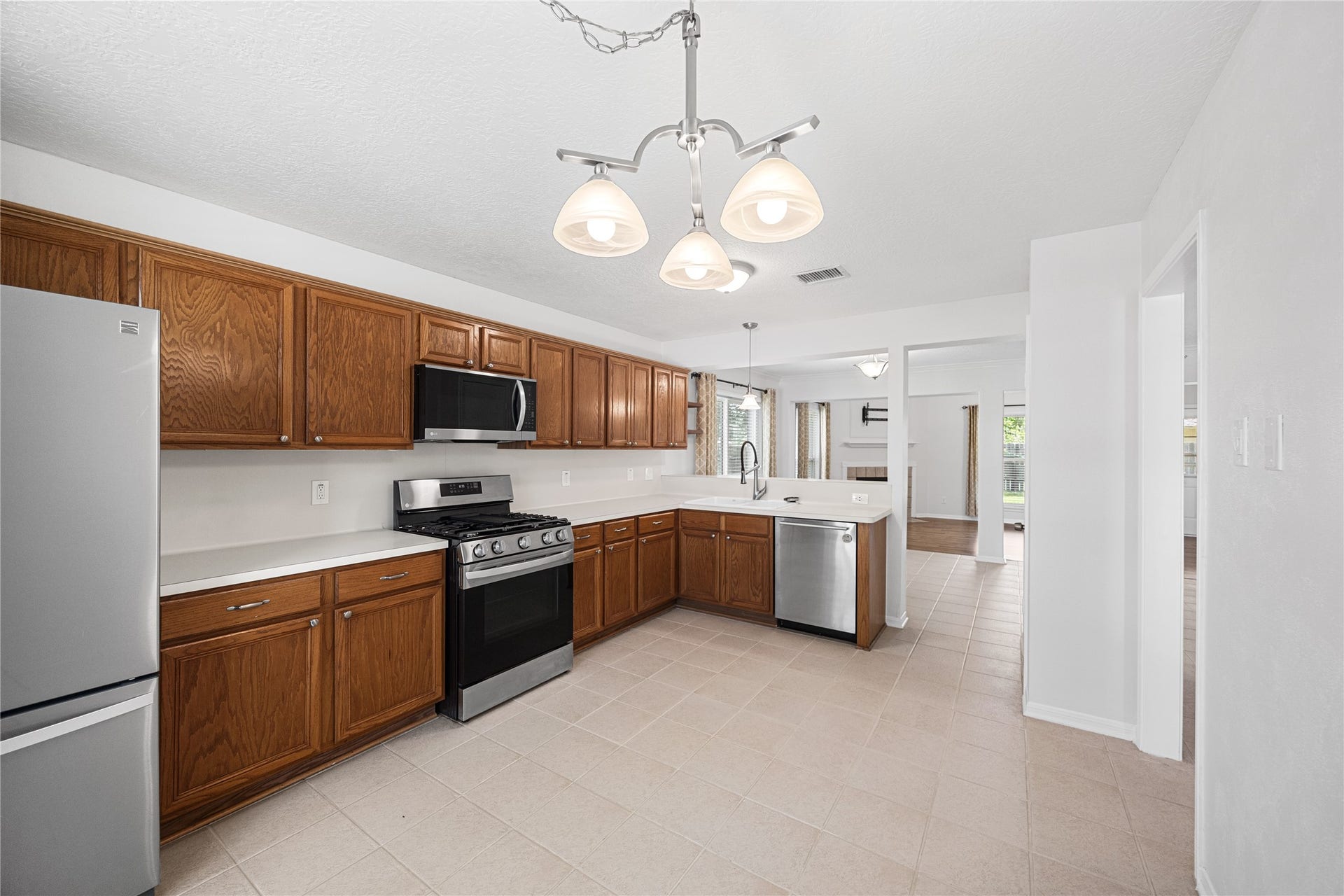 16003 Salton Point Drive, Friendswood, TX 77546 Open kitchen overlooking the breakfast area.