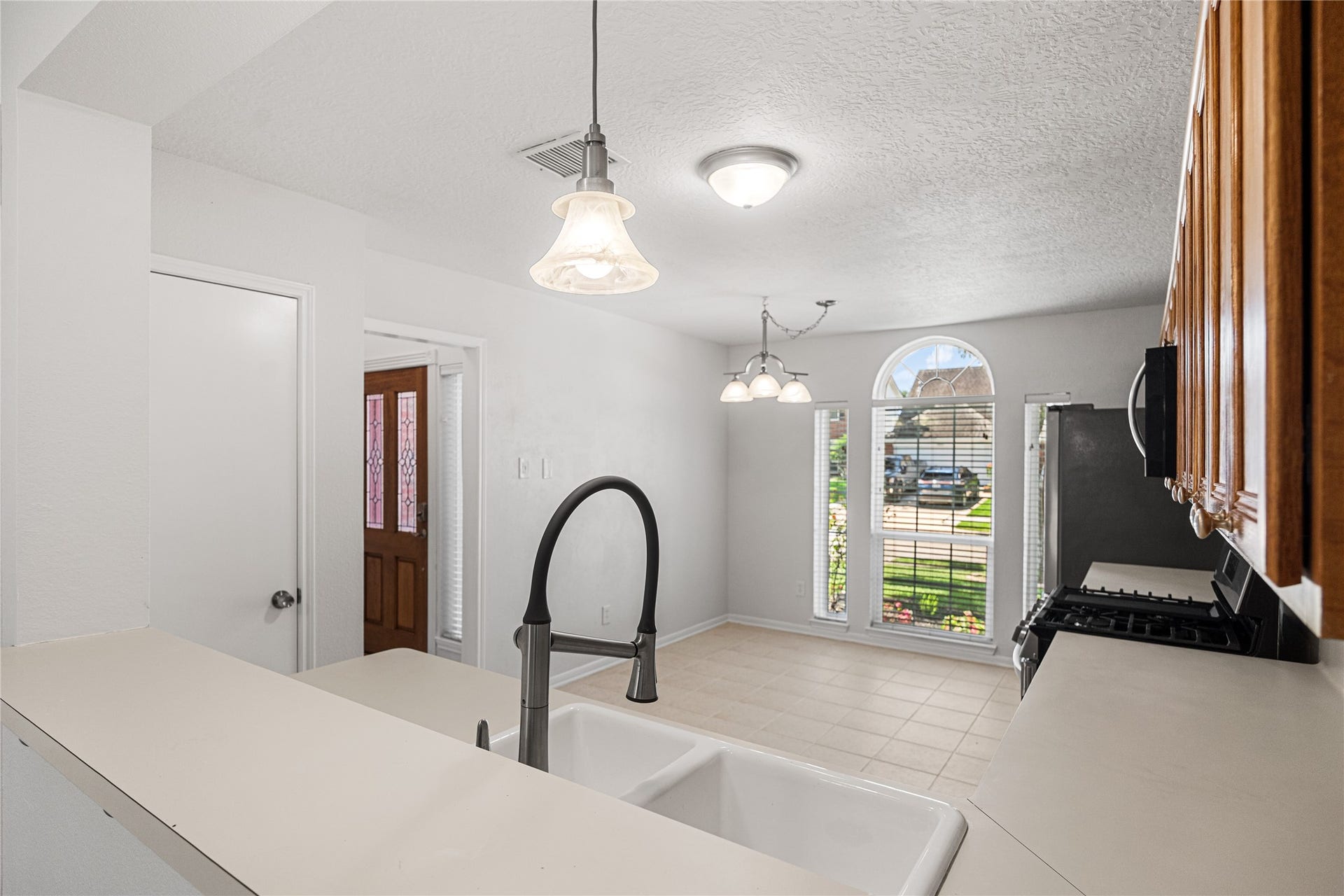 16003 Salton Point Drive, Friendswood, TX 77546 Kitchen opens seamlessly to the living room.