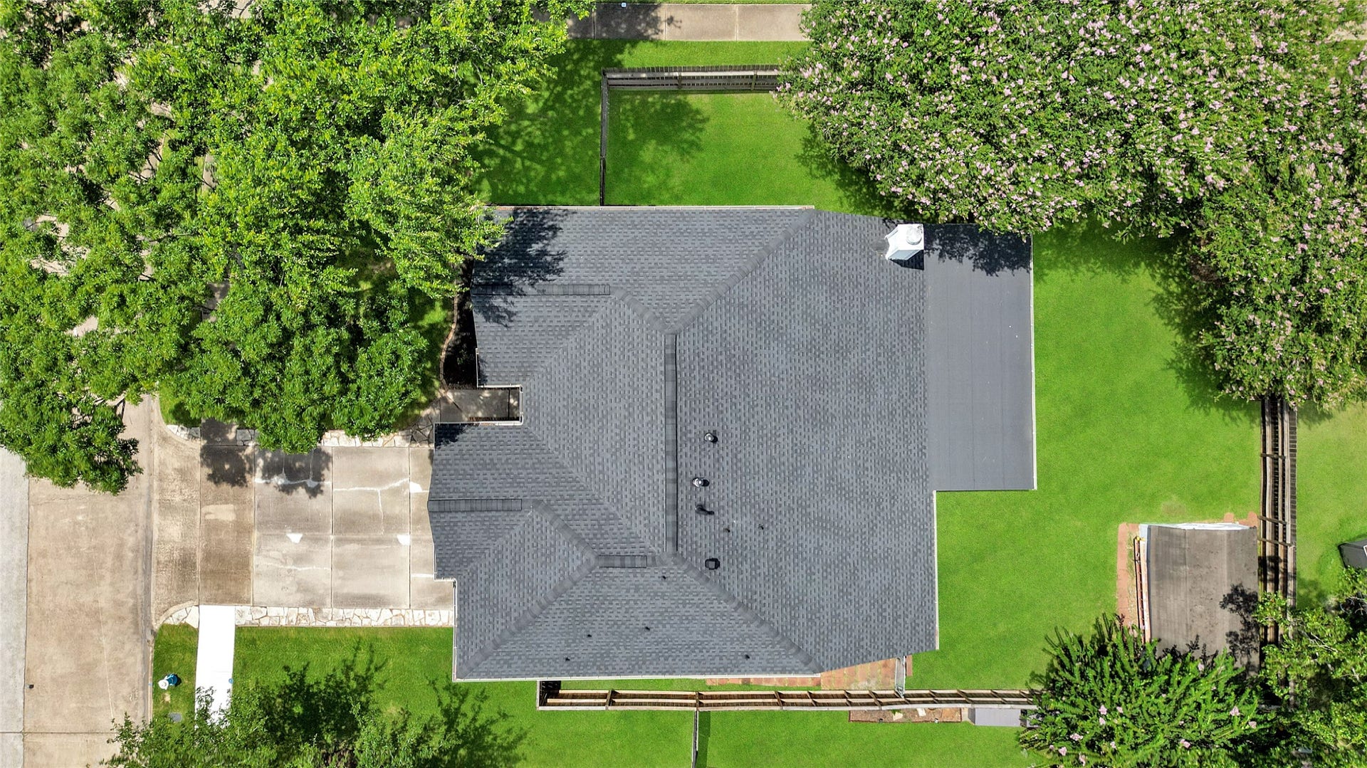 16003 Salton Point Drive, Friendswood, TX 77546 Bird's-eye view of the home and backyard.