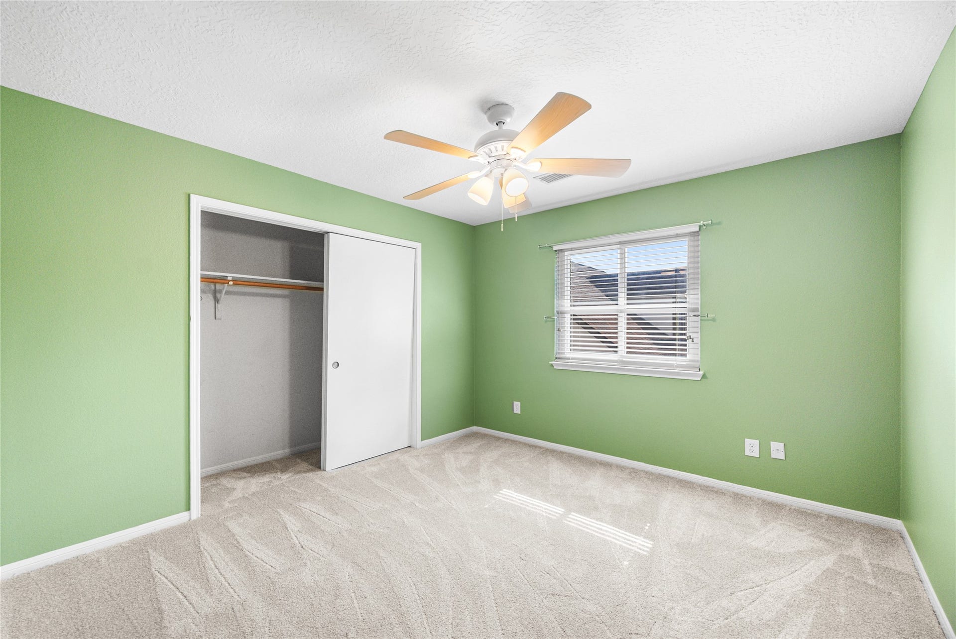 16003 Salton Point Drive, Friendswood, TX 77546 Upstairs Bedroom 3 with fresh new carpet, ample closet space and paint touch up.
