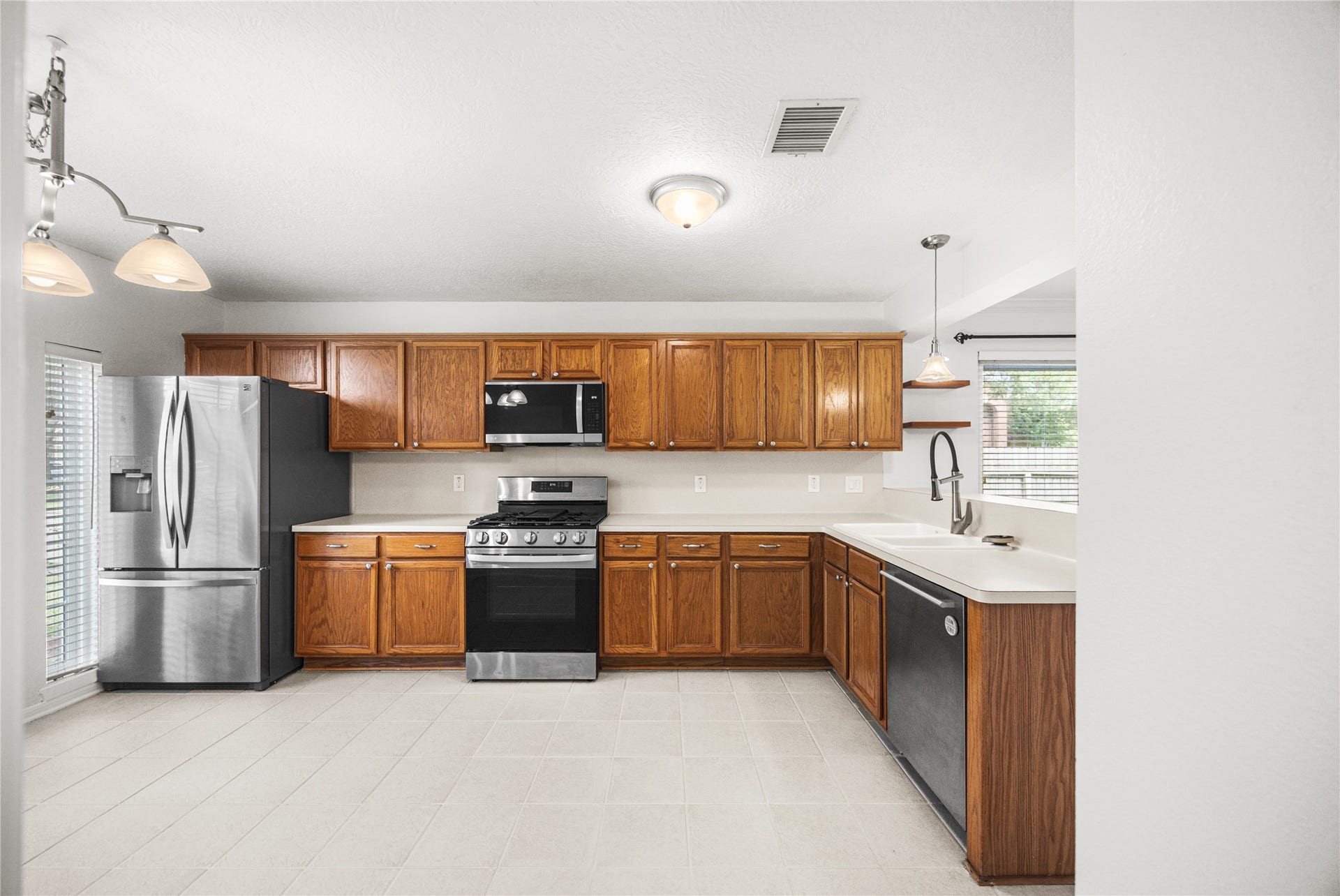 16003 Salton Point Drive, Friendswood, TX 77546 Spacious kitchen with ample counter space and storage.