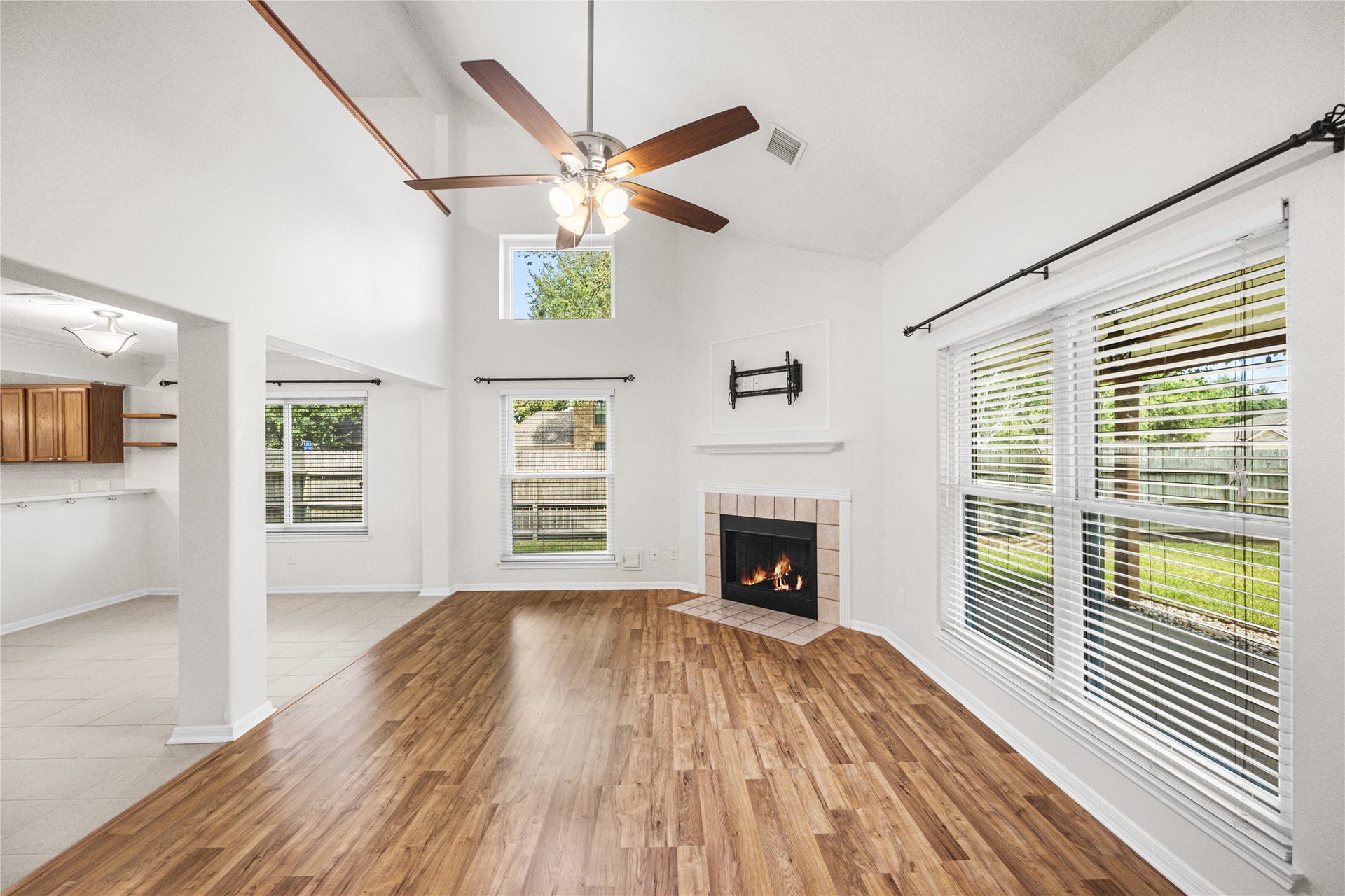 16003 Salton Point Drive, Friendswood, TX 77546 Bright and spacious living room with soaring ceilings and abundant natural light.