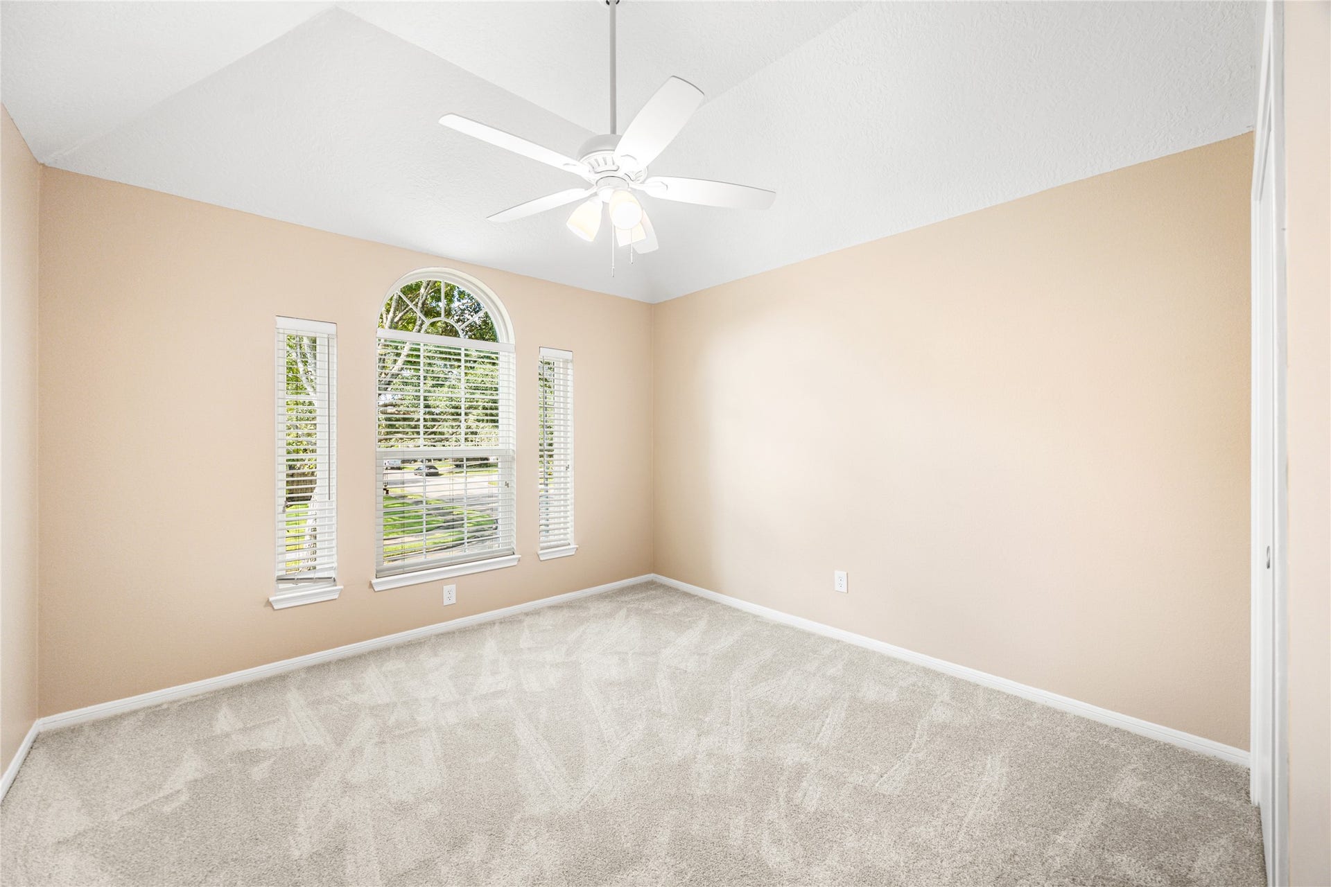 16003 Salton Point Drive, Friendswood, TX 77546 Upstairs secondary bedroom with new carpet.