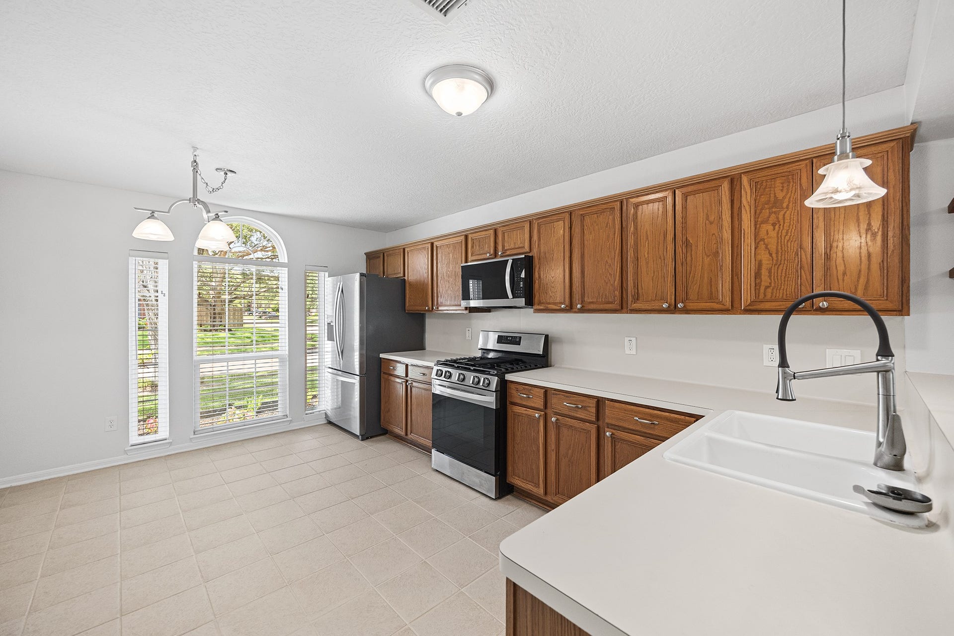 16003 Salton Point Drive, Friendswood, TX 77546 Breakfast area with front yard views.