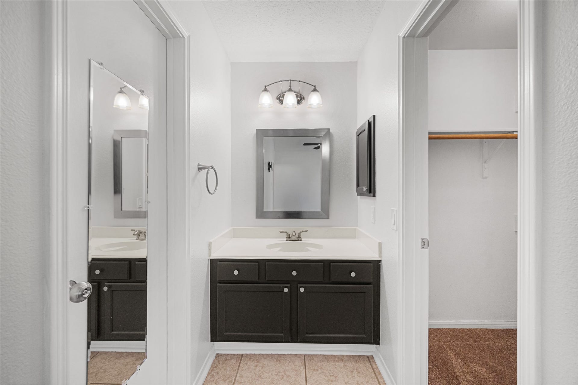 16003 Salton Point Drive, Friendswood, TX 77546 Upstairs Bathroom