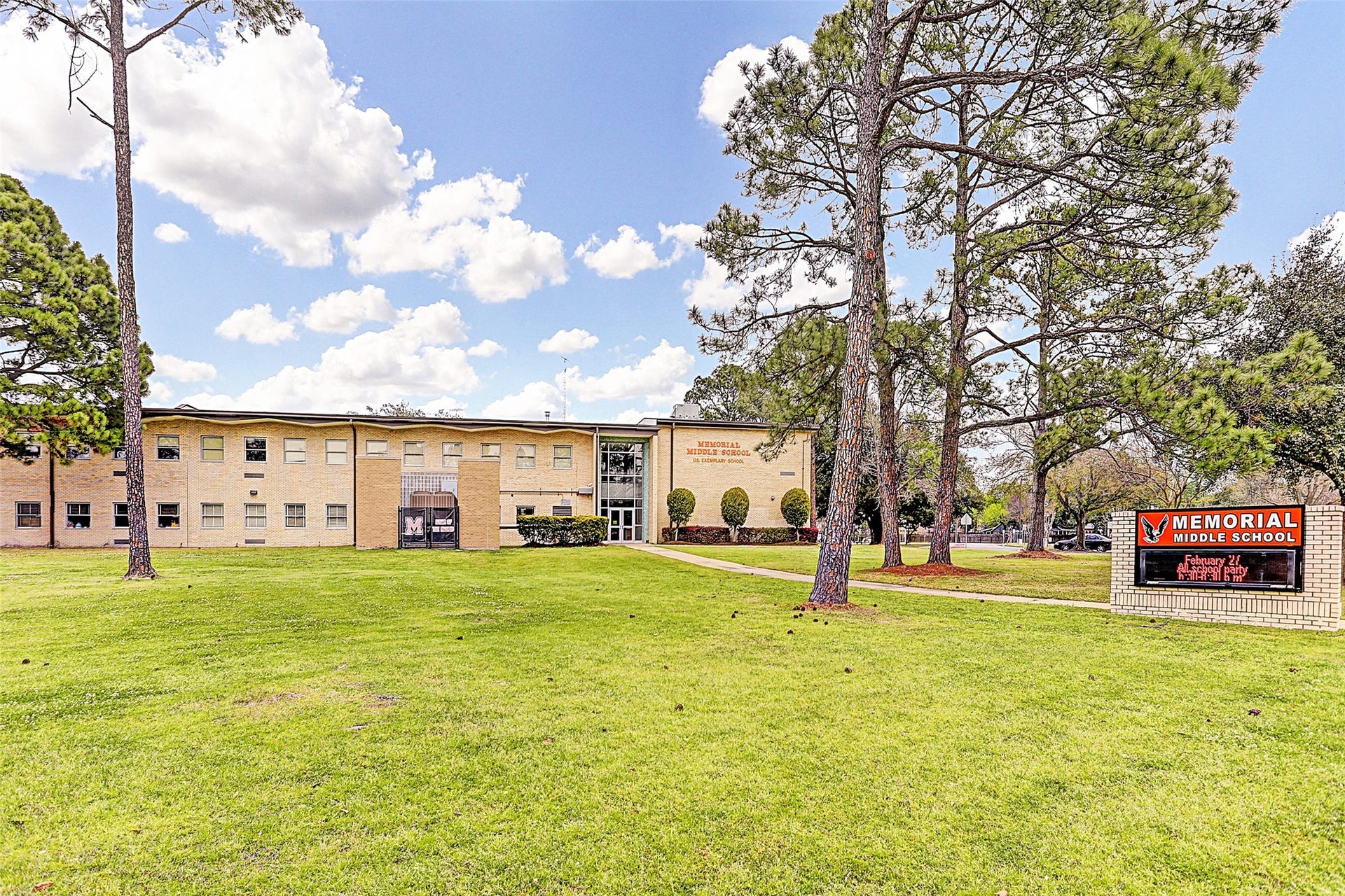 13727 Camara Lane, Houston, TX 77079 13727 Camara is zoned to Memorial Middle School in SBISD.