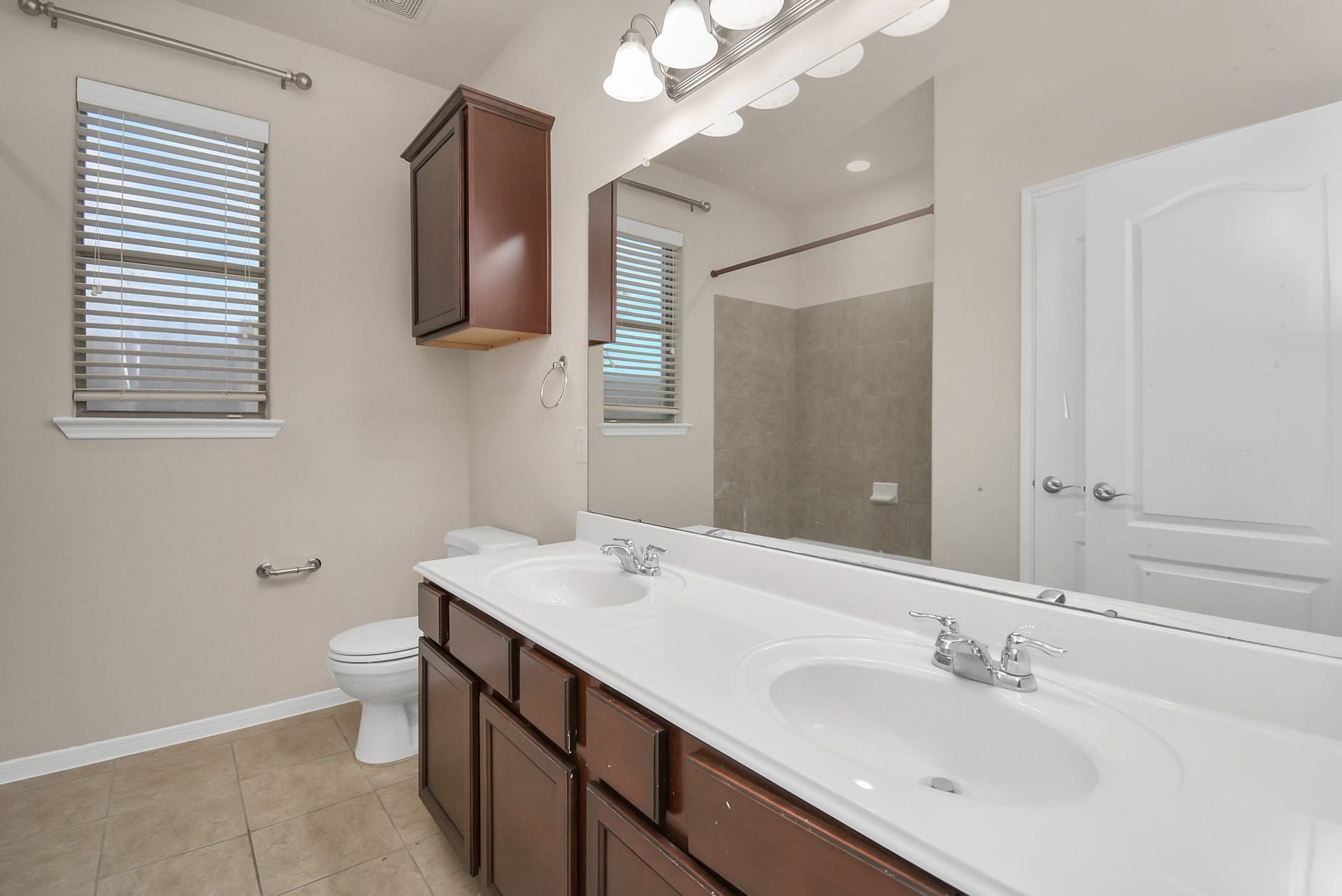 15222 Rigby Point Lane, Cypress, TX 77429 Secondary bathroom located on the first floor