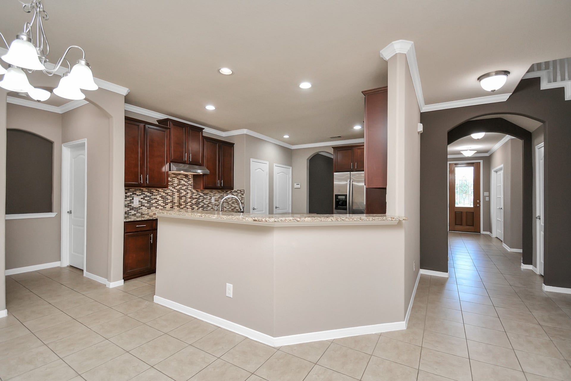 15222 Rigby Point Lane, Cypress, TX 77429 Great breakfast bar for eating or entertaining!