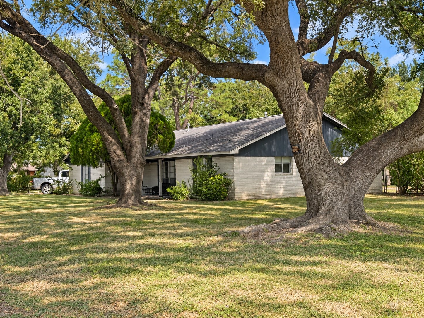 2211 Erickson Street, La Marque, TX 77568 The neighbors home