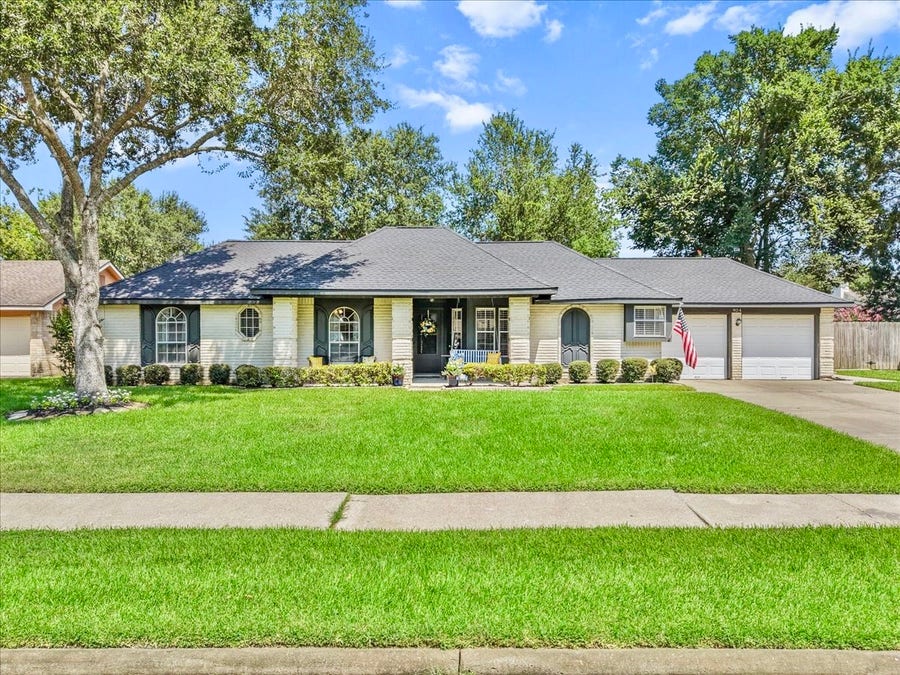 Property photo for 904 Sandringham Drive, Friendswood, TX