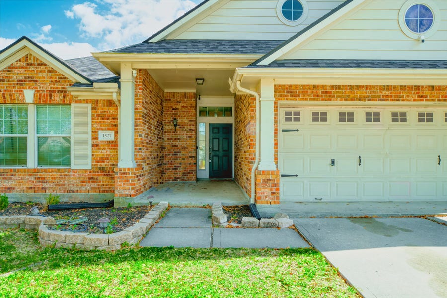 Property photo for 1527 country club cove Dr, Baytown, TX
